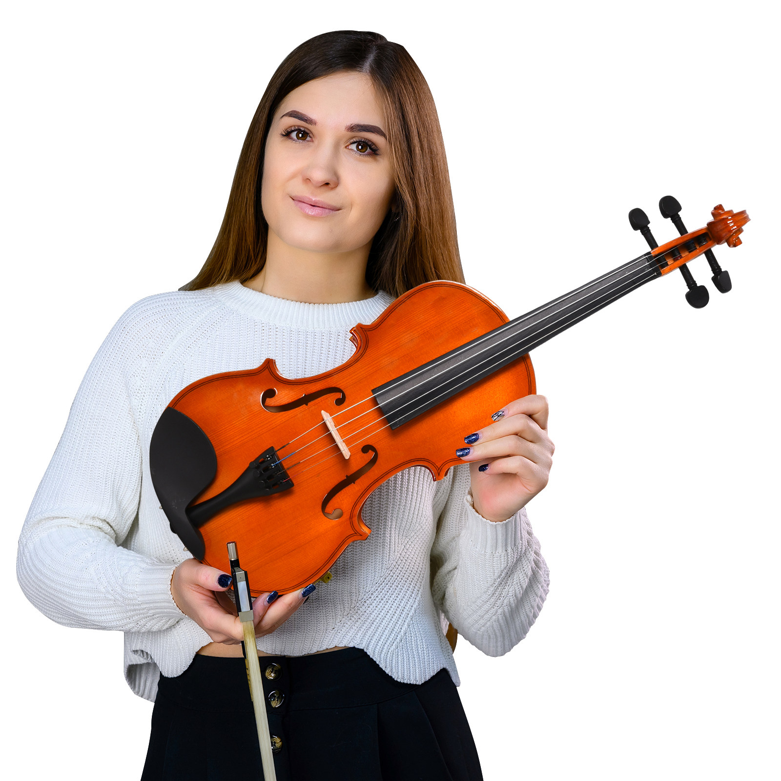 Una donna tiene in mano un violino e un archetto. Sorride alla fotocamera.