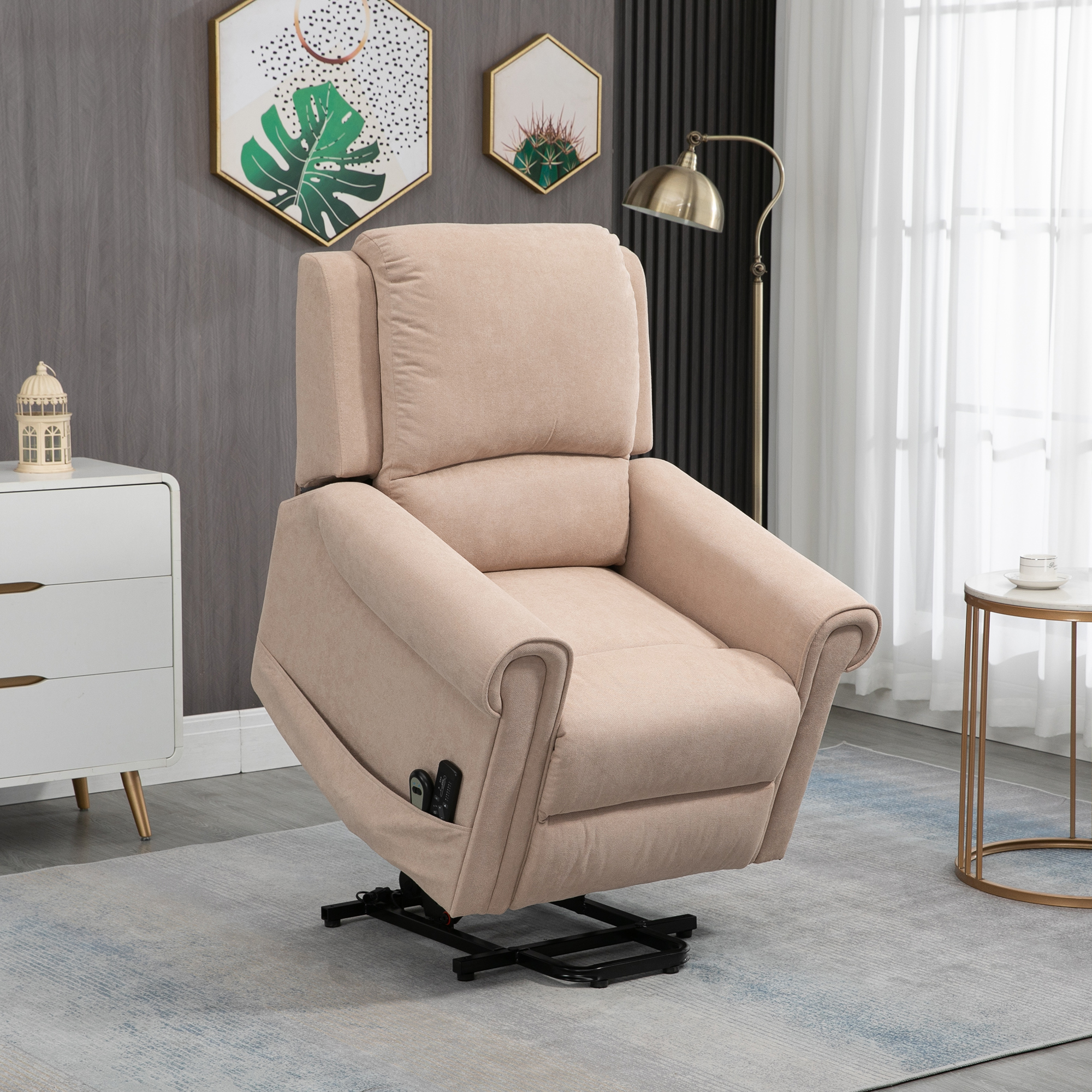 Una poltrona reclinabile beige con poggiapiedi rialzato, braccioli e telecomando.