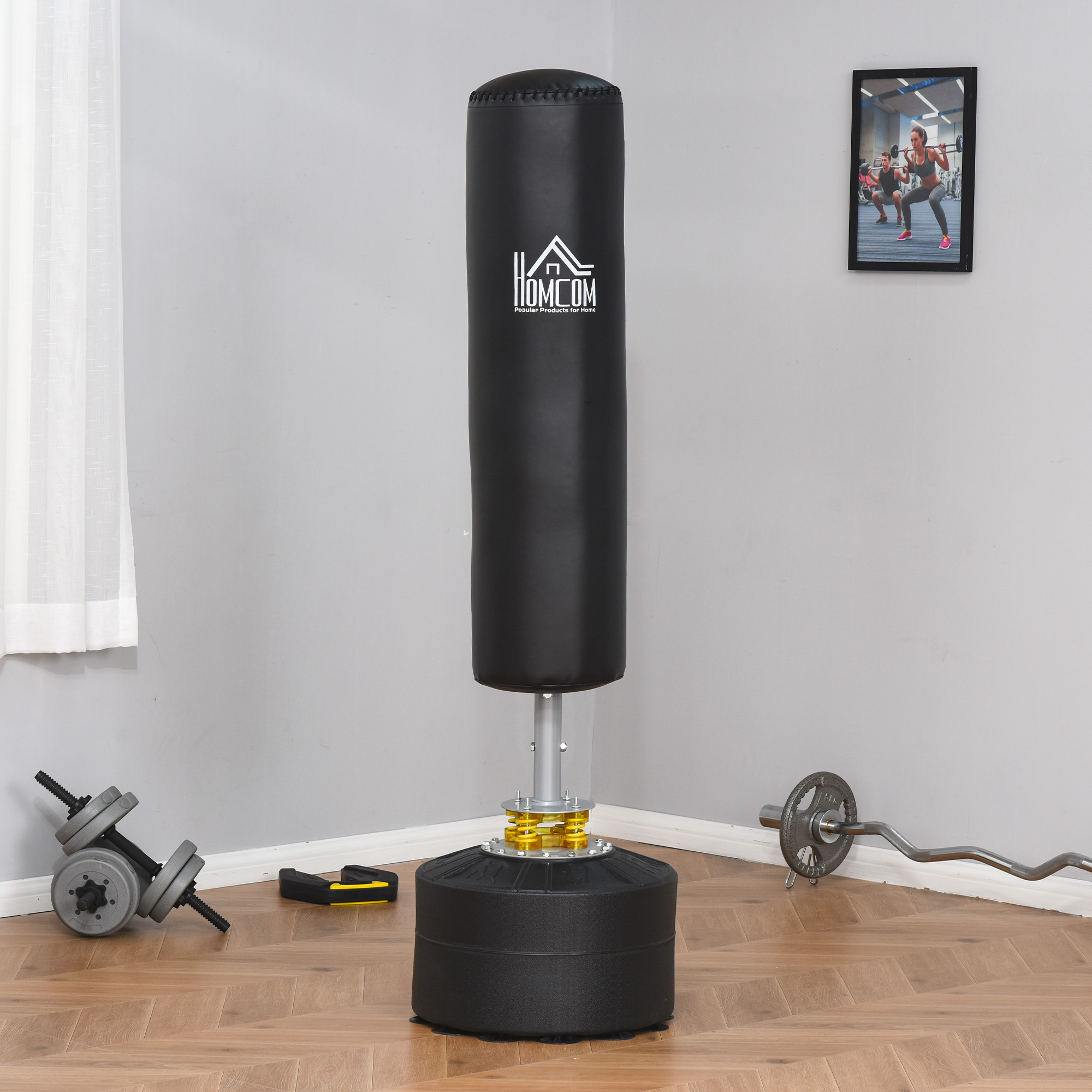 Sacco da boxe nero con logo Homcom, manubri e bilanciere in palestra.