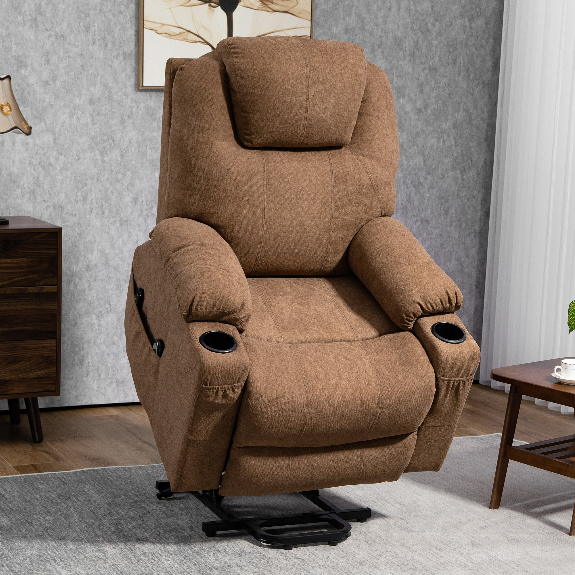 Poltrona reclinabile lift in tessuto marrone con portabicchieri. Base nera. Interno.