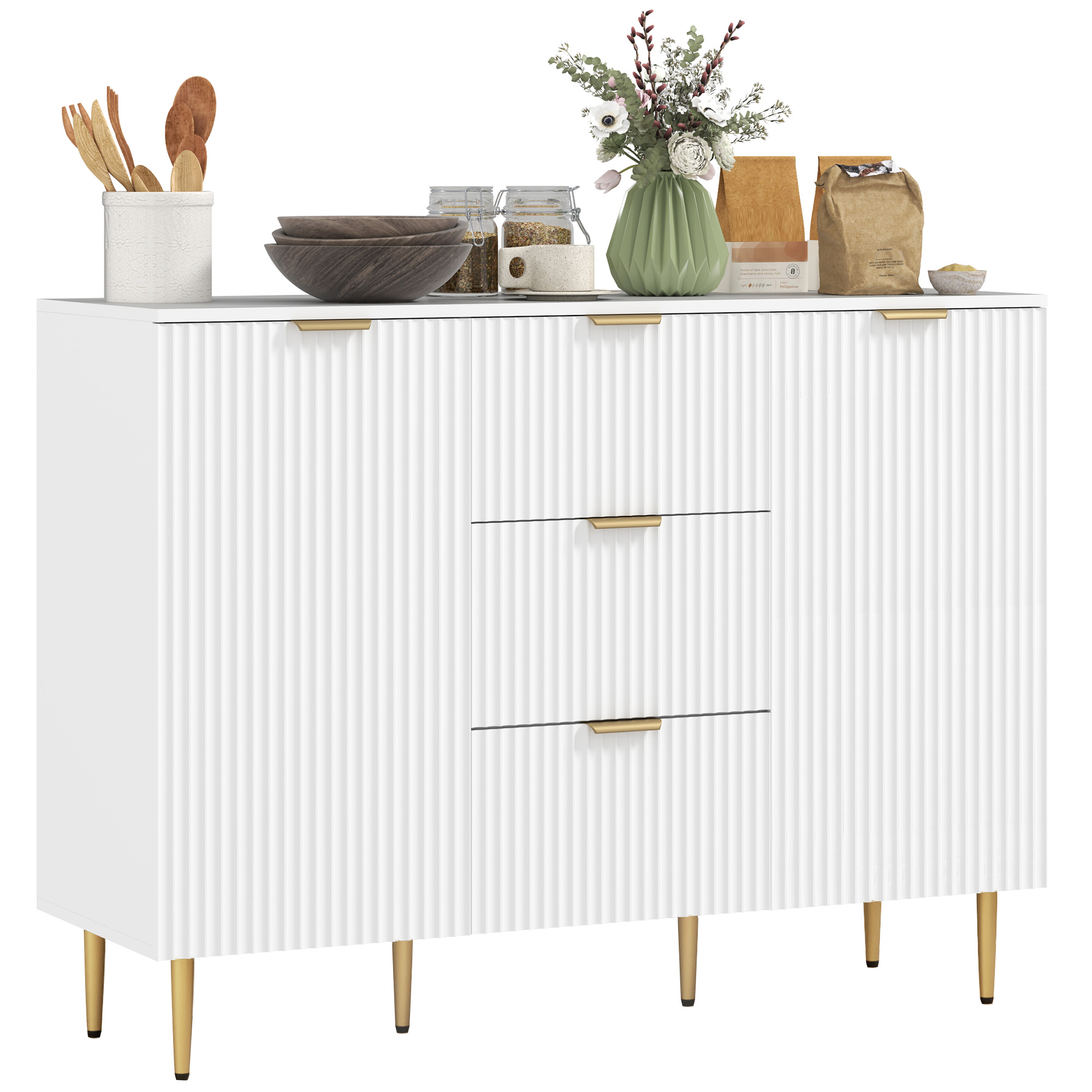 Mobile bianco con maniglie dorate. Cassetti, decorazioni e oggetti sopra.