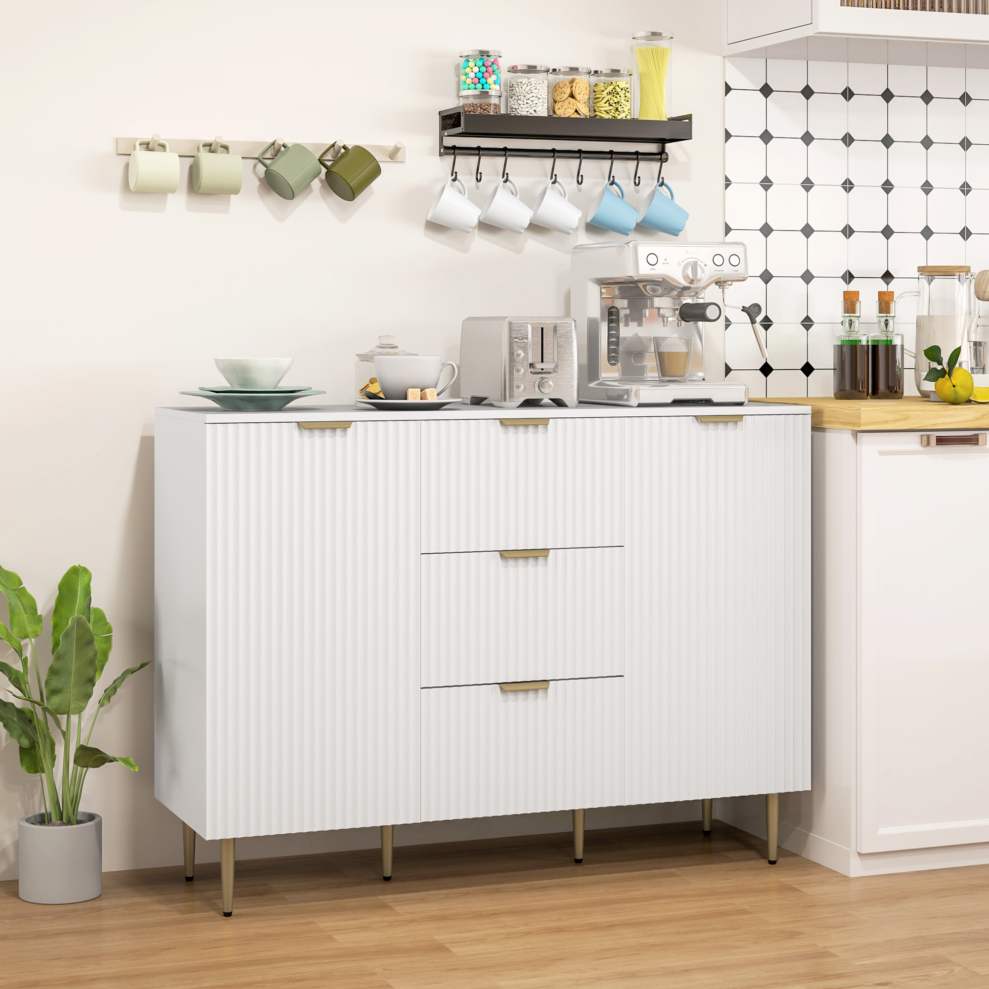 Mobile bianco con postazione caffè sopra. Ambiente cucina con accessori.