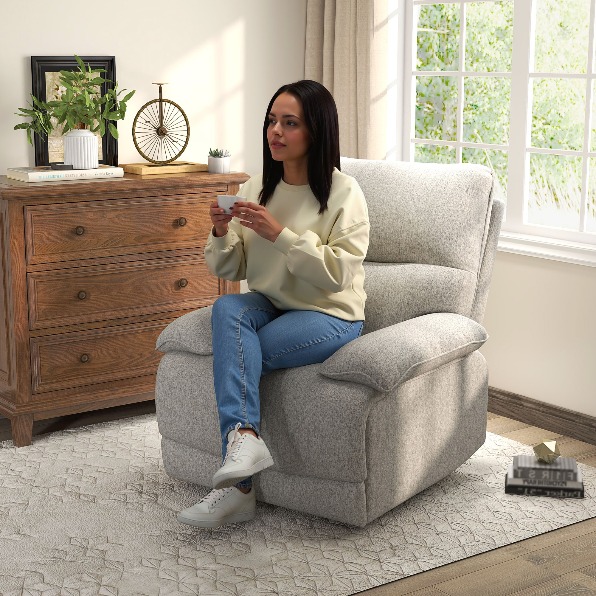 Mujer sentada en un sillón beige, sosteniendo una taza. Ventana y cómoda detrás.
