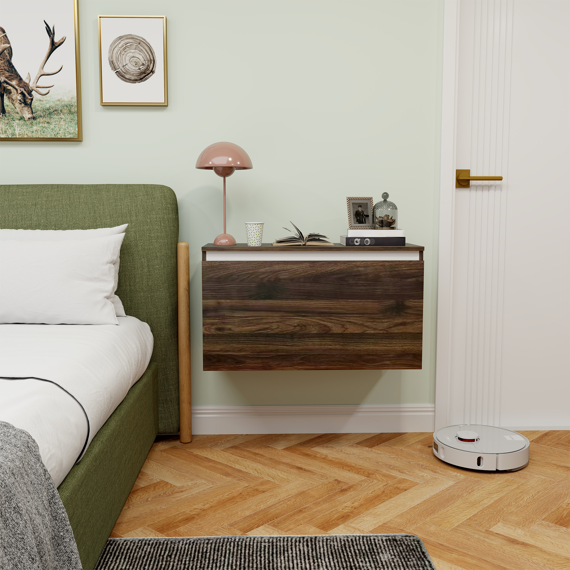 Camera da letto con letto, armadio a muro e lampada. Un aspirapolvere robot sul pavimento.