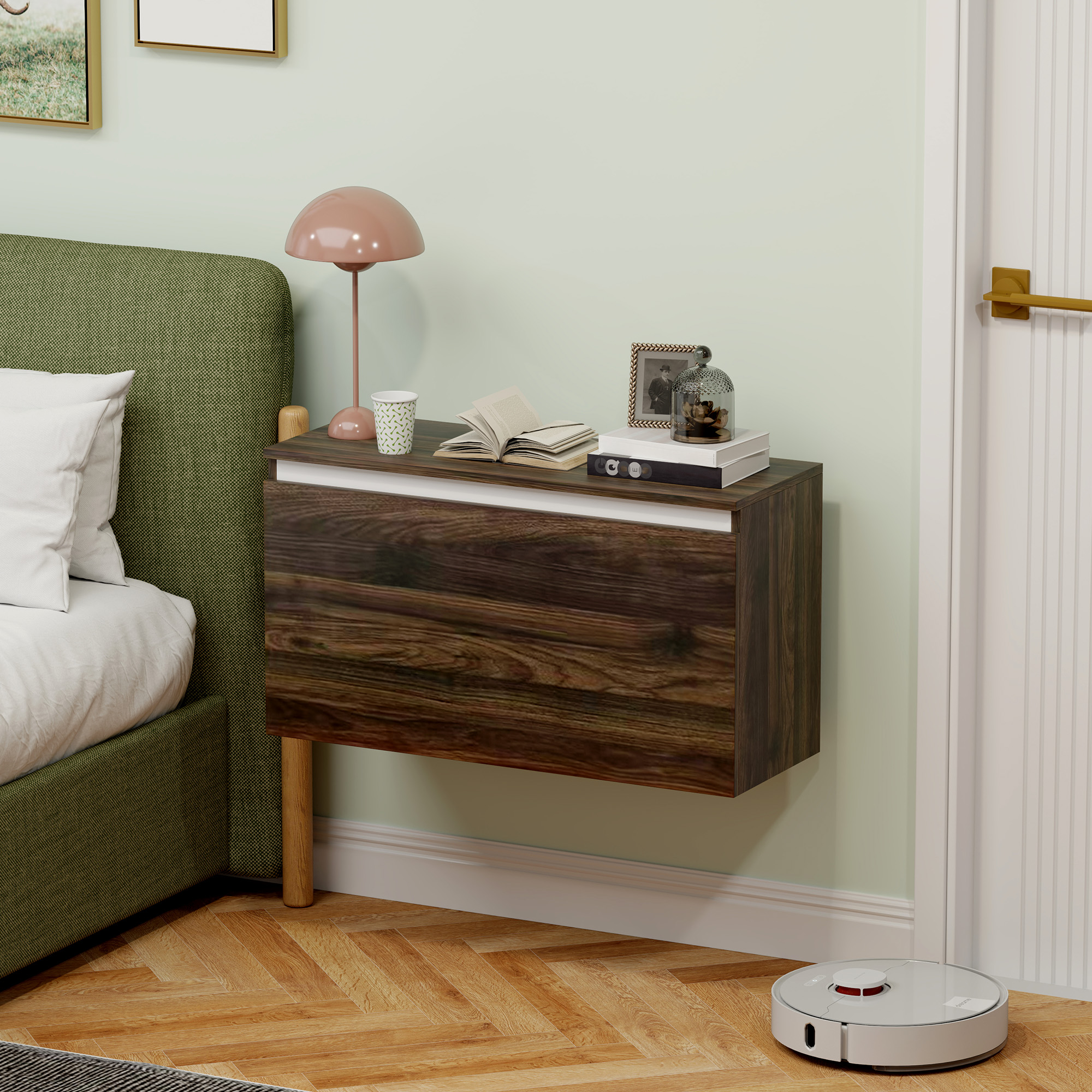 Comodino effetto legno con cassetto. Lampada, libro e decorazioni sopra.