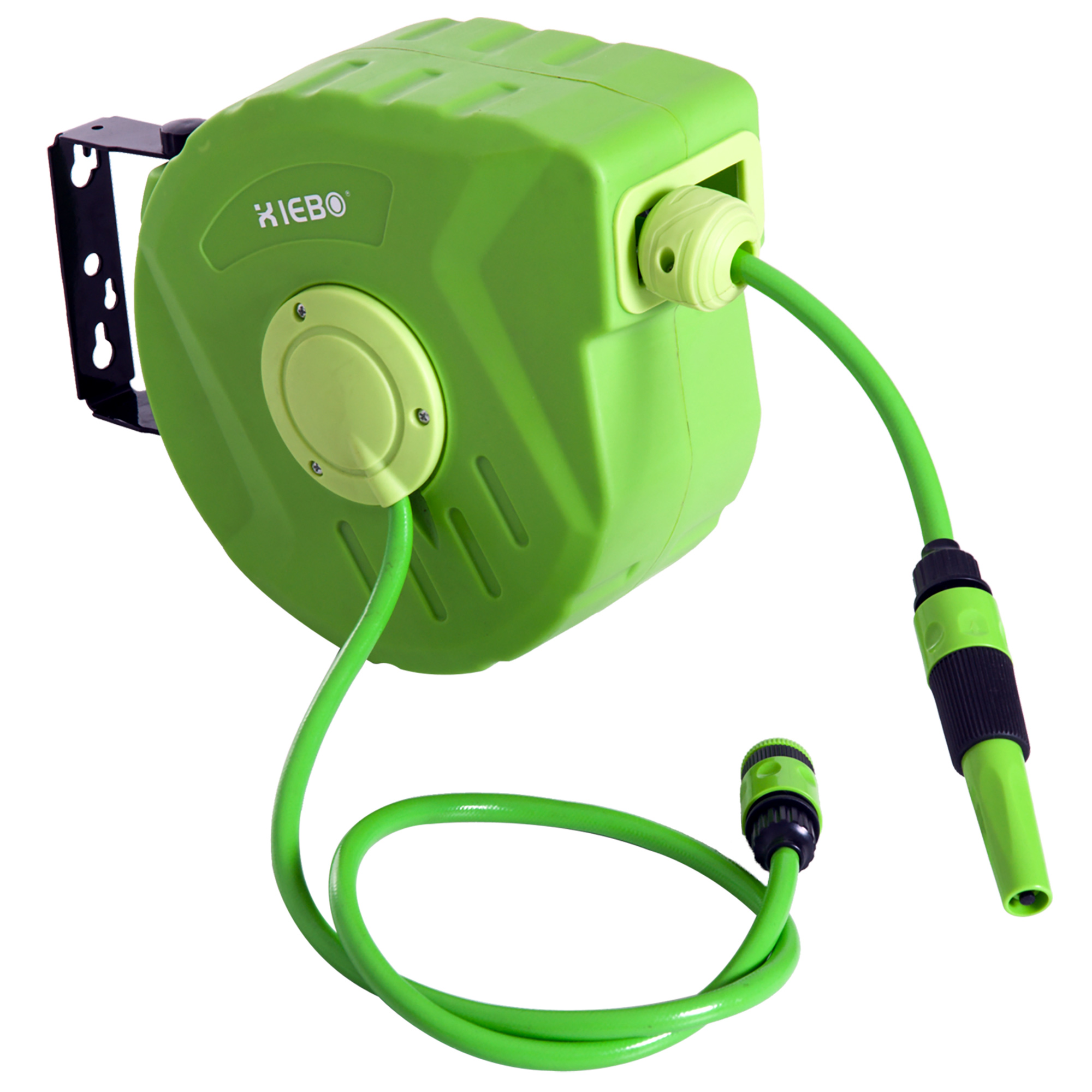 Avvolgitubo verde con tubo verde e ugello nero, isolato su bianco.