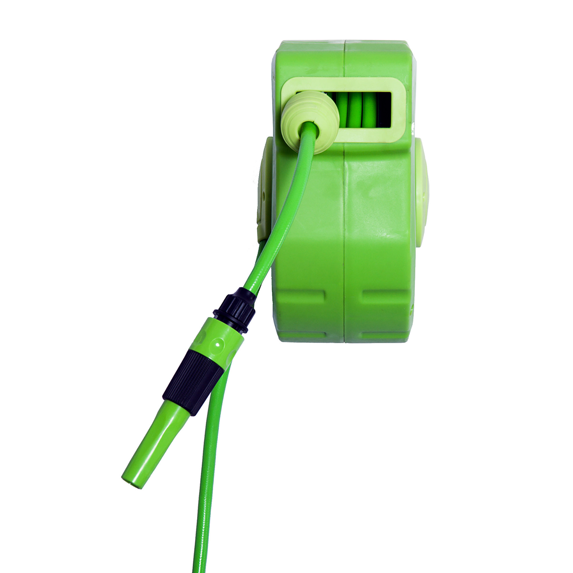 Un avvolgitubo da giardino verde montato a parete, con tubo verde e ugello nero.