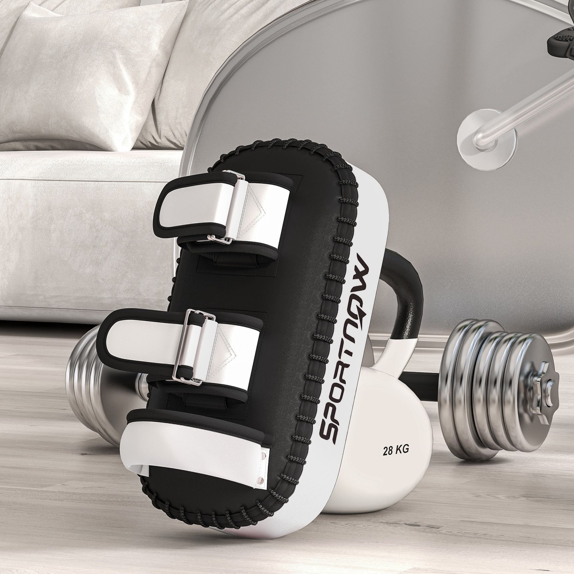 Pao da boxe nero e bianco con kettlebell e pesi sullo sfondo.