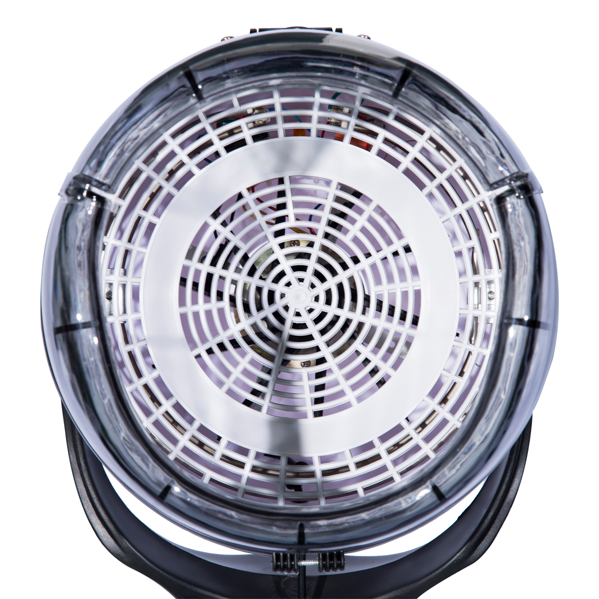 Ventilatore rotondo con griglia bianca. Cornice argentata e maniglia nera. Isolato su sfondo bianco.