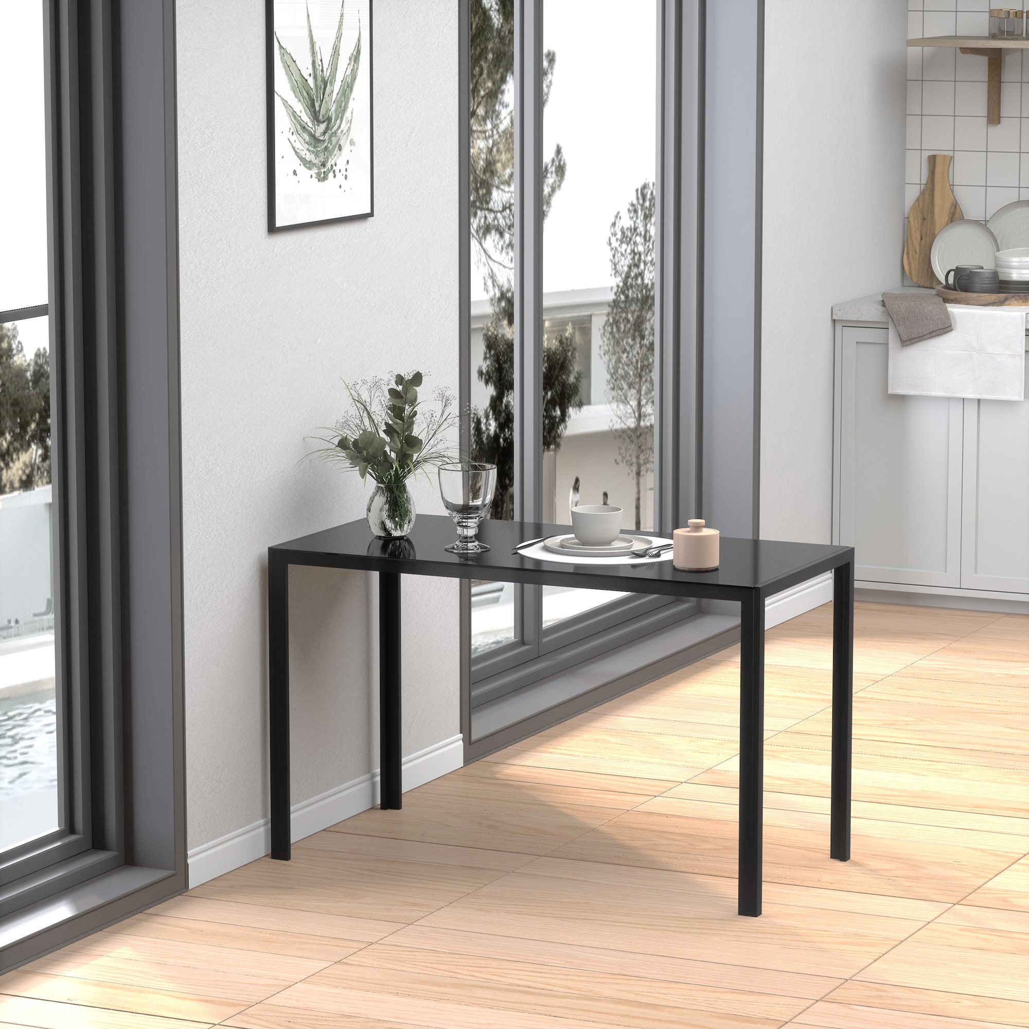 Tavolo nero con vaso, bicchiere e mise en place vicino a una finestra. Pavimento in legno.