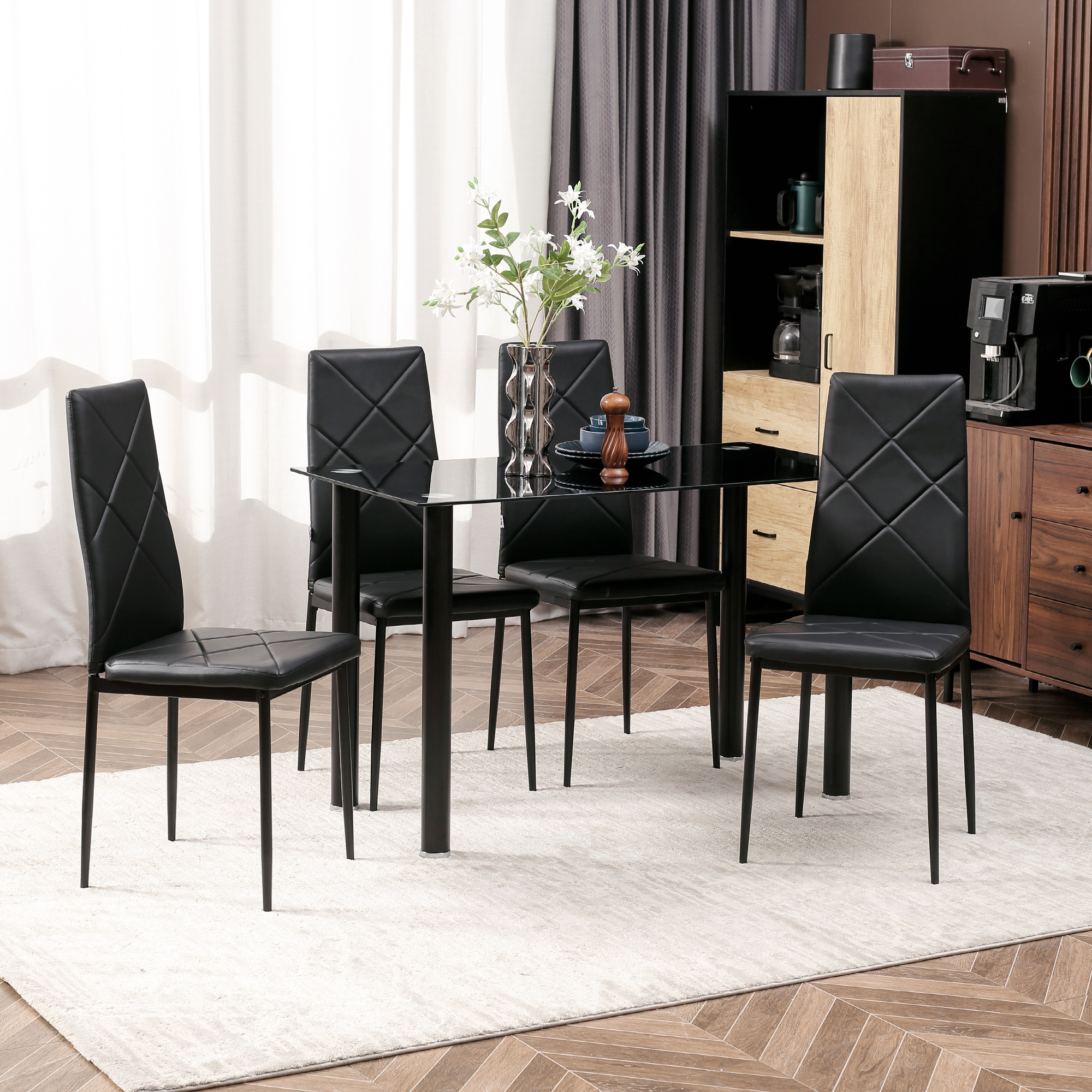 Set da pranzo nero: tavolo e 4 sedie. Tavolo nero con superficie nera. Cuciture bianche sulle sedie.