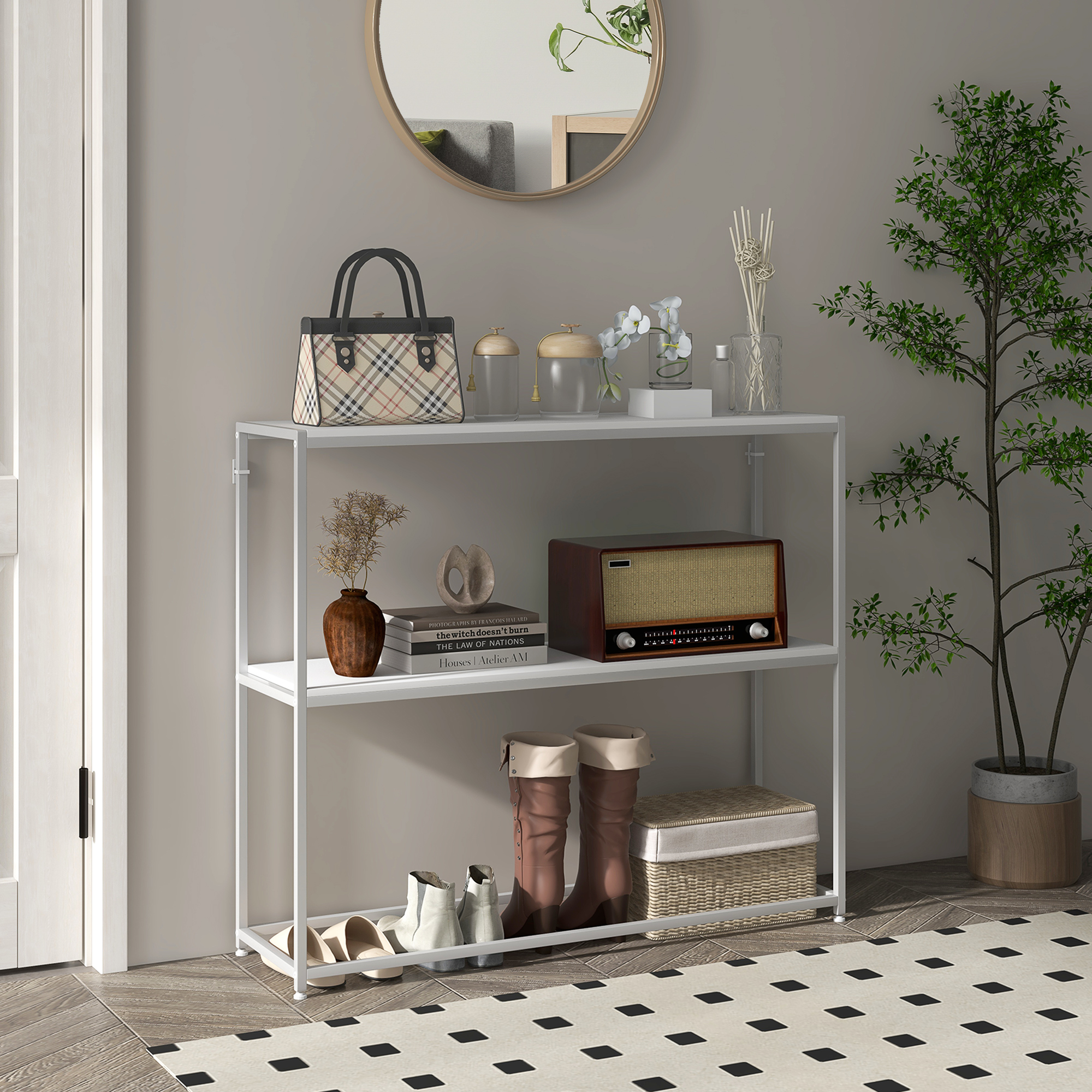 Tavolo consolle in metallo bianco con oggetti. Una borsa, libri, una radio, stivali e decorazioni.