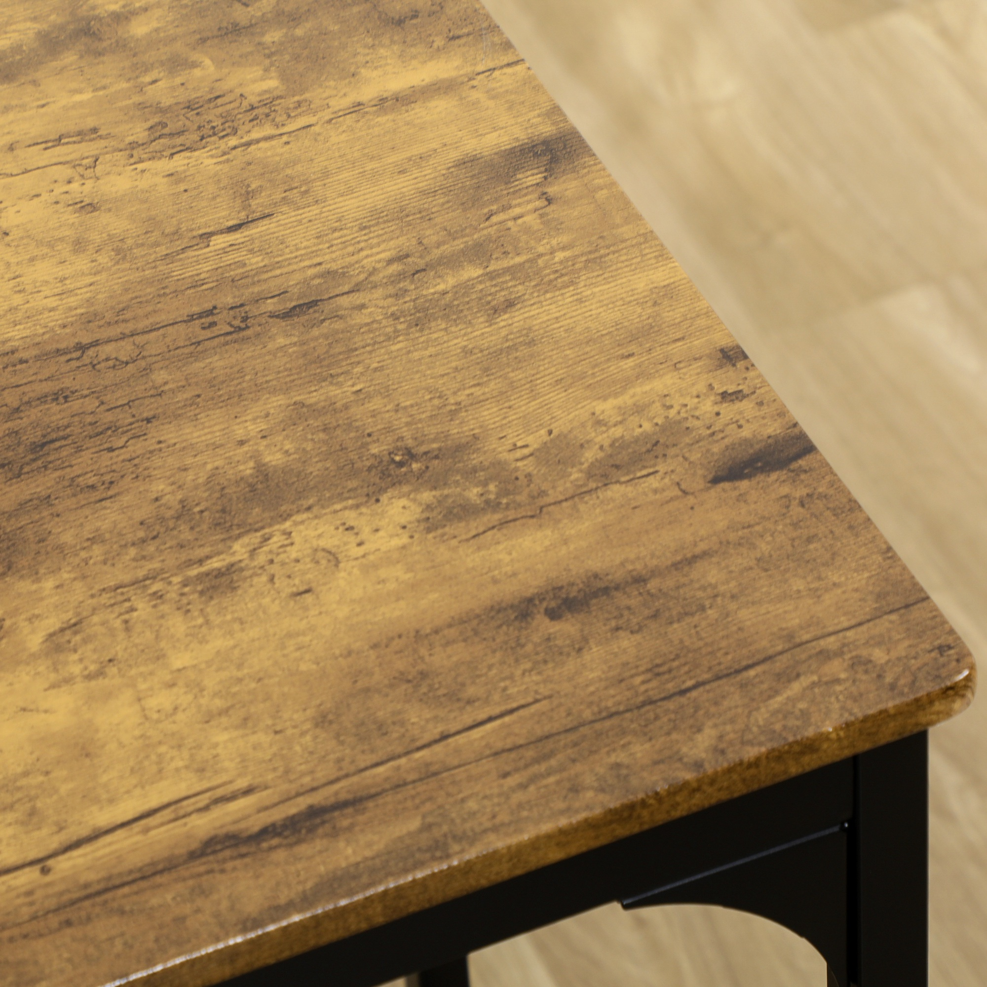 Superficie del tavolo in legno, primo piano. Marrone con venature del legno. Cornice in metallo nero.