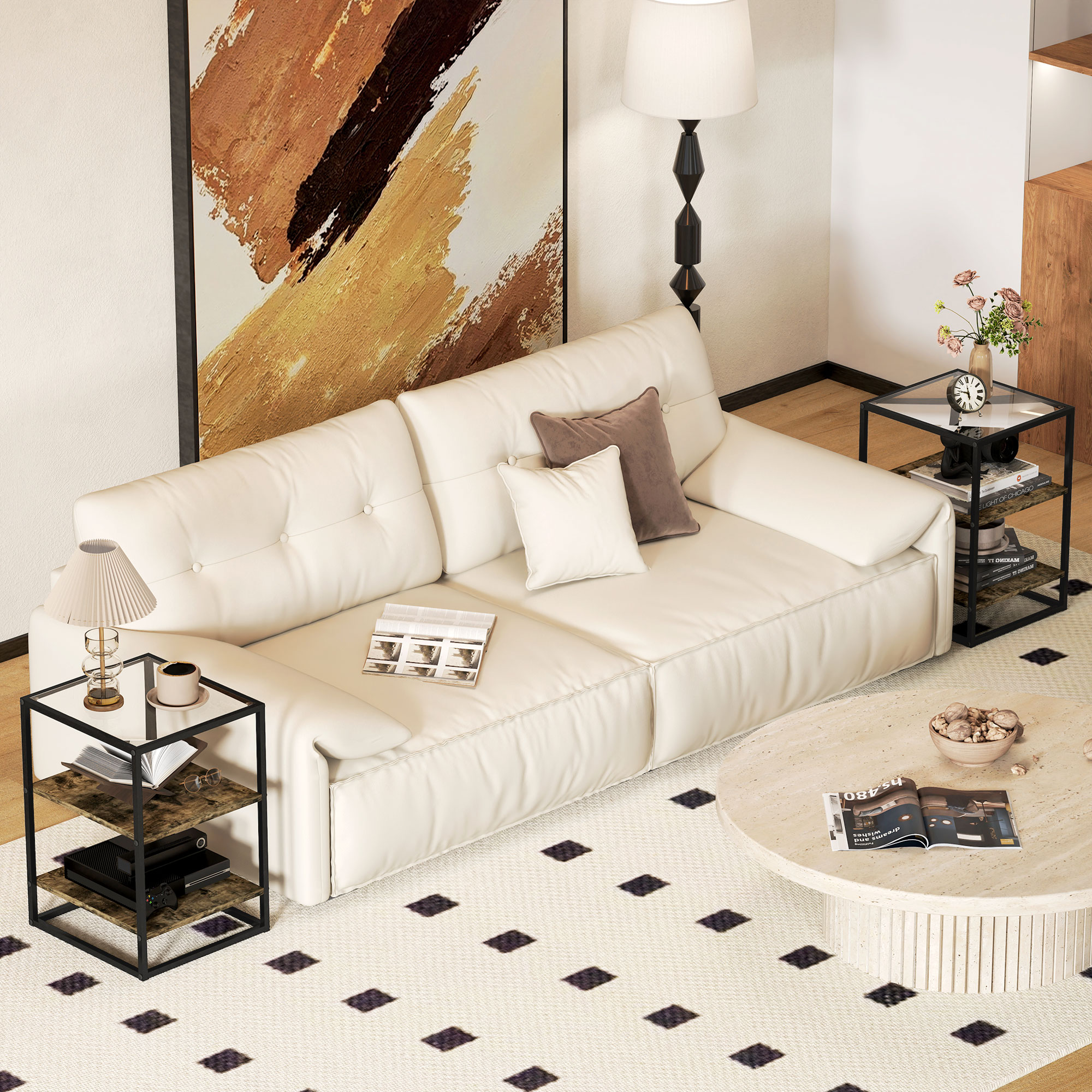 Divano color crema con cuscini, tavolini, lampada e tappeto con tavolino.
