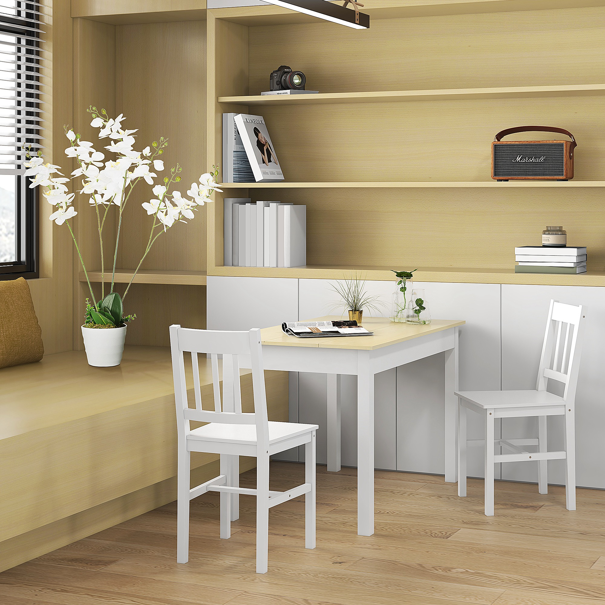 Tavolo e sedie in legno in una stanza. Libreria sullo sfondo, fiori, decorazioni sul tavolo.