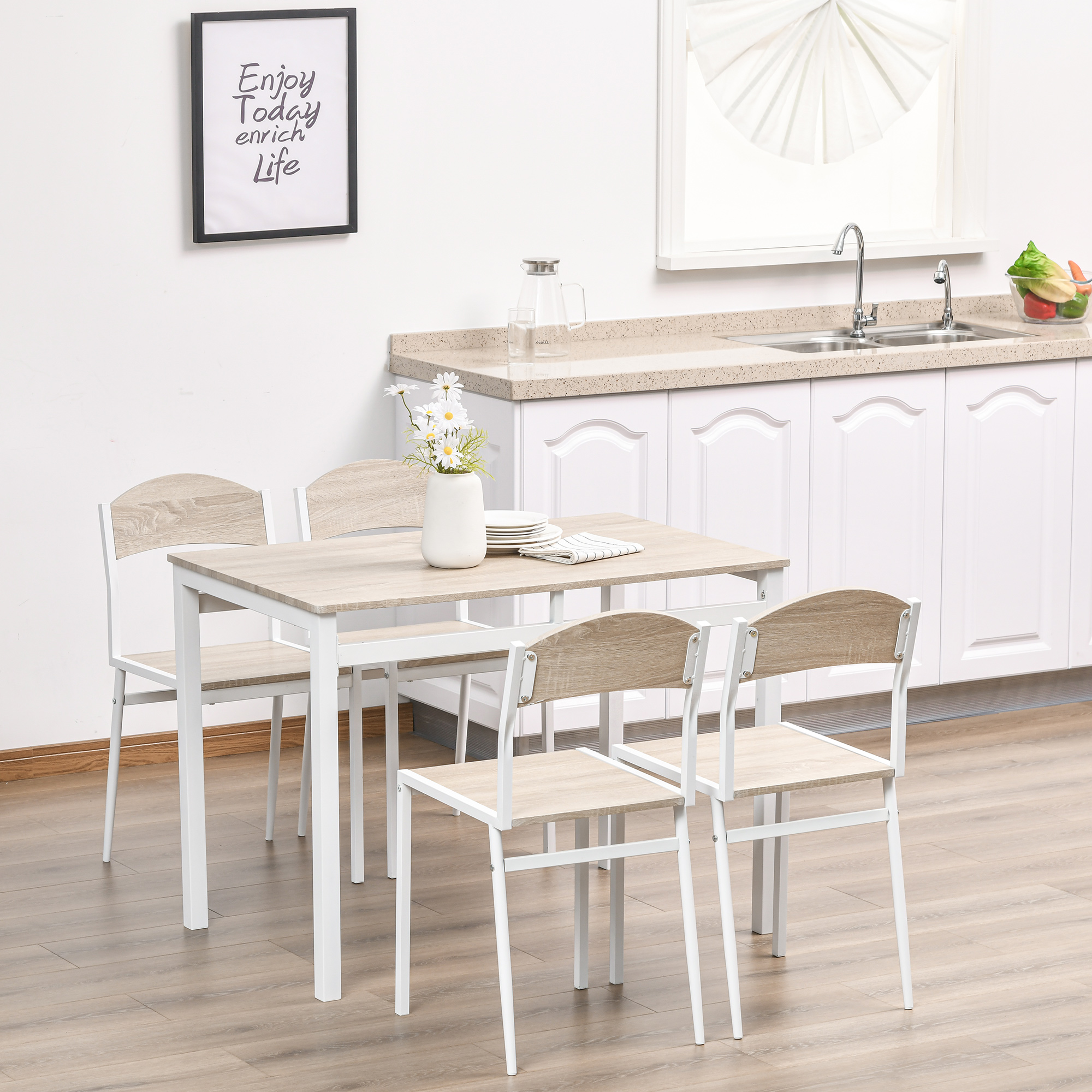 Set tavolo da pranzo con quattro sedie. Le sedie sono bianche e in legno.