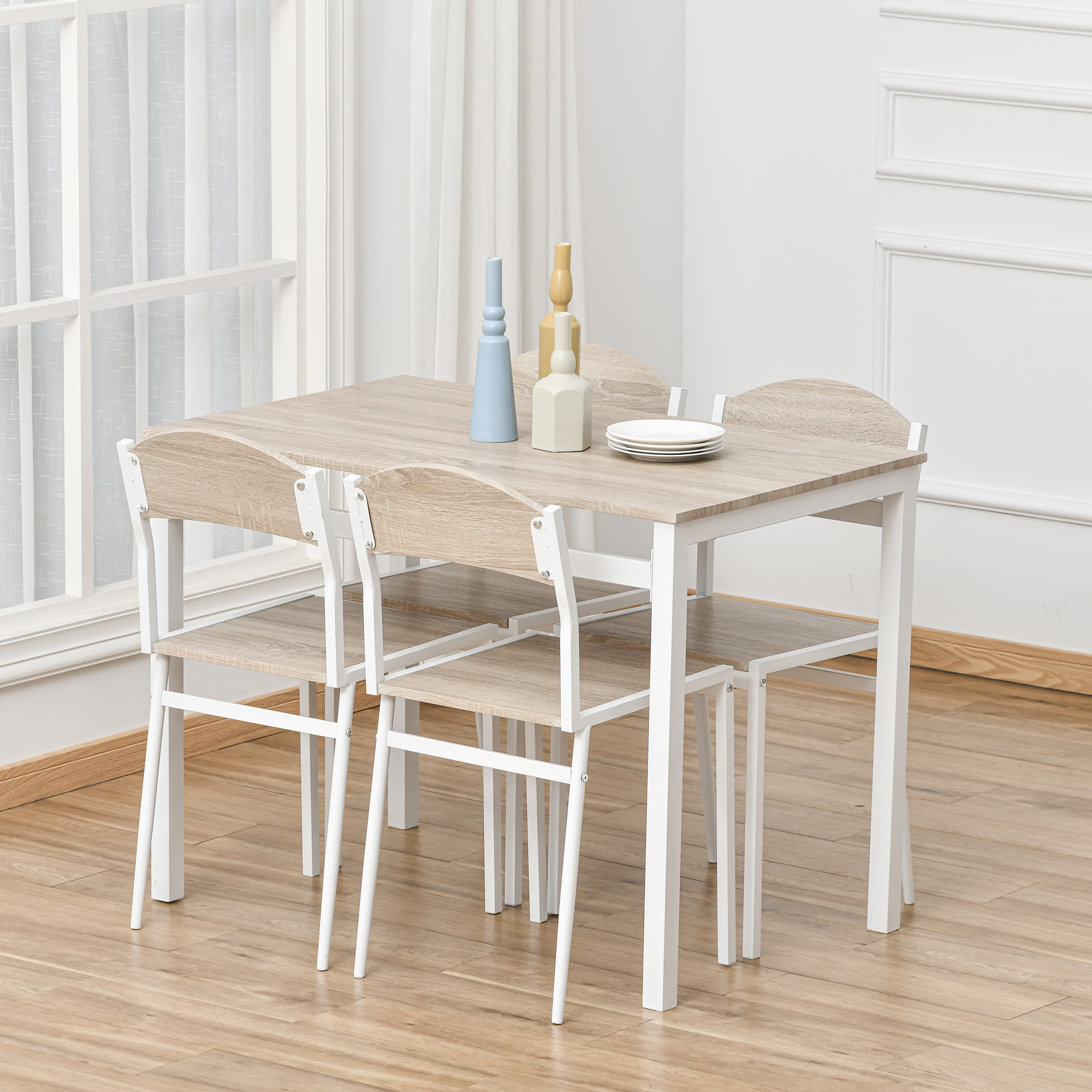Tavolo da pranzo quadrato con quattro sedie. Tavolo con piano in legno chiaro, gambe bianche.