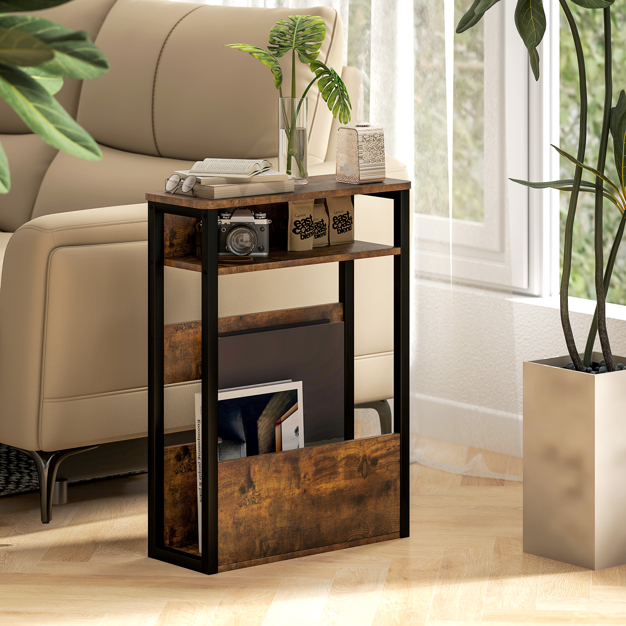 Tavolino con cassetti e ripiani. Piano in legno marrone. Struttura in metallo nero. Contro un divano beige.