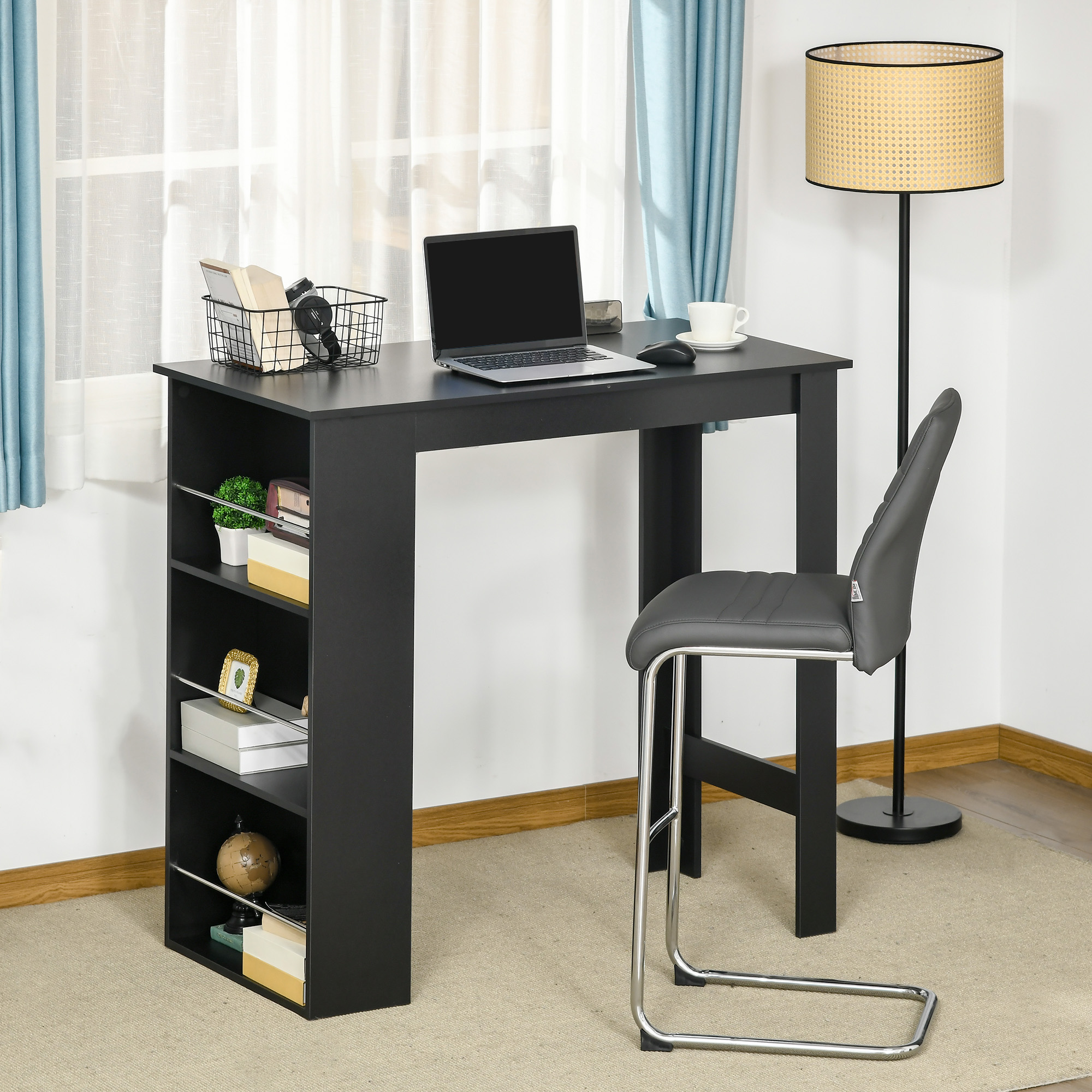 Scrivania nera con mensole e un laptop. Sedia grigia. Una lampada e decorazioni sono anche sulla scrivania.
