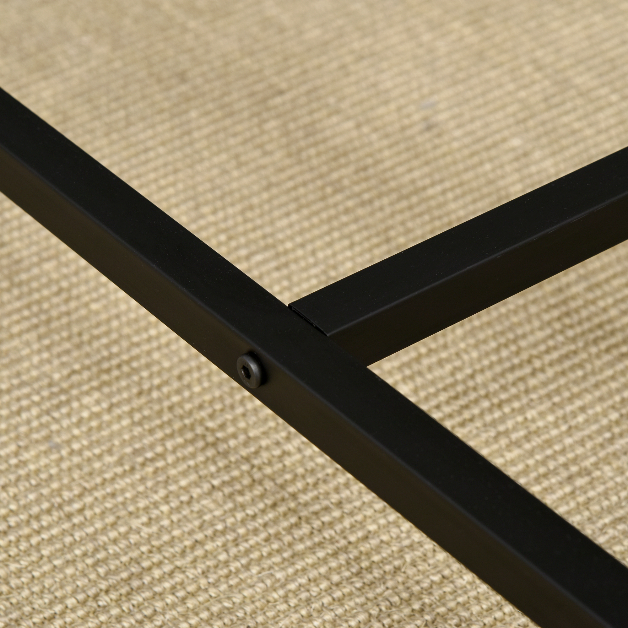 Struttura in metallo nero. La struttura è su un tappeto beige.