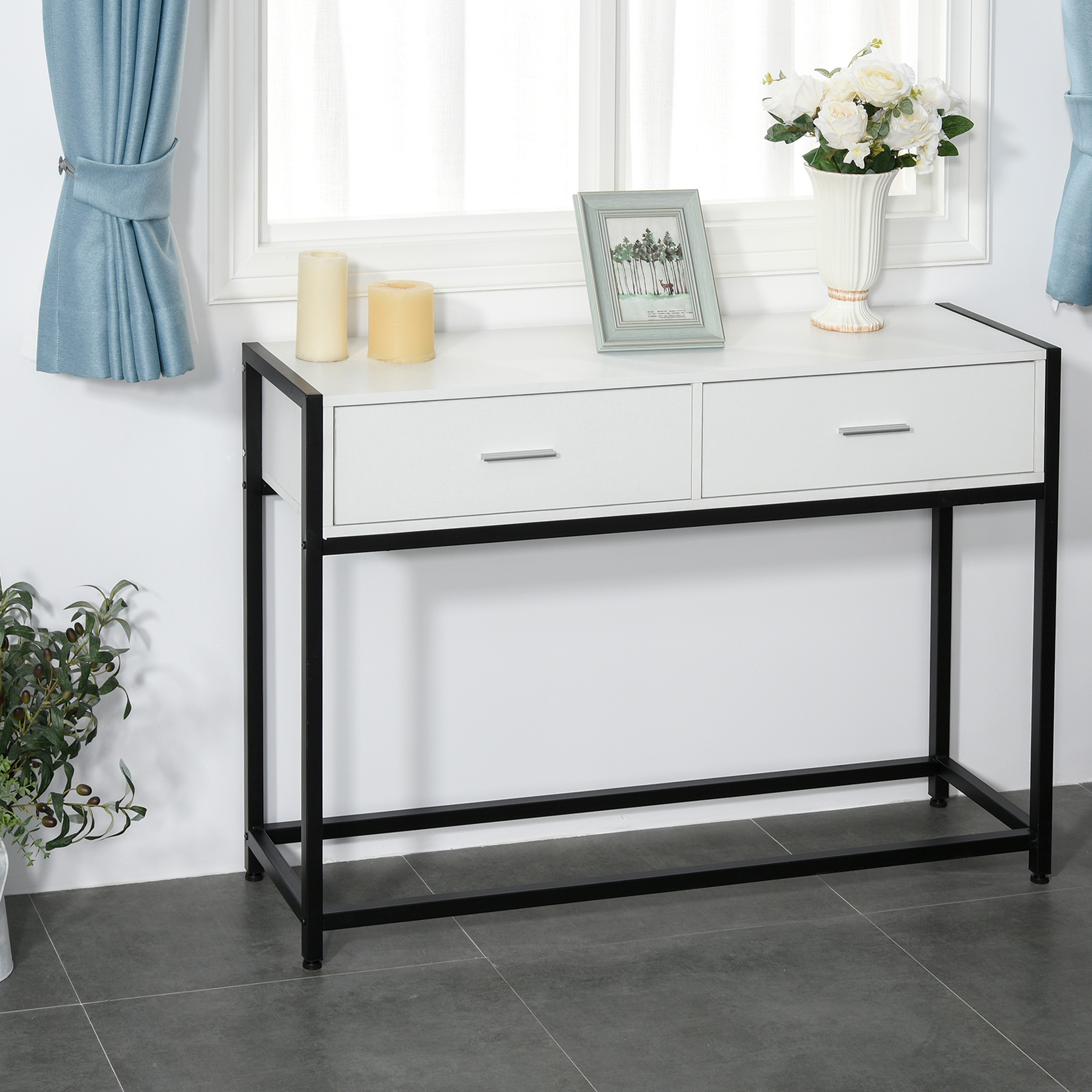 Tavolo consolle bianco con cassetti e struttura in metallo nero, con decorazioni.