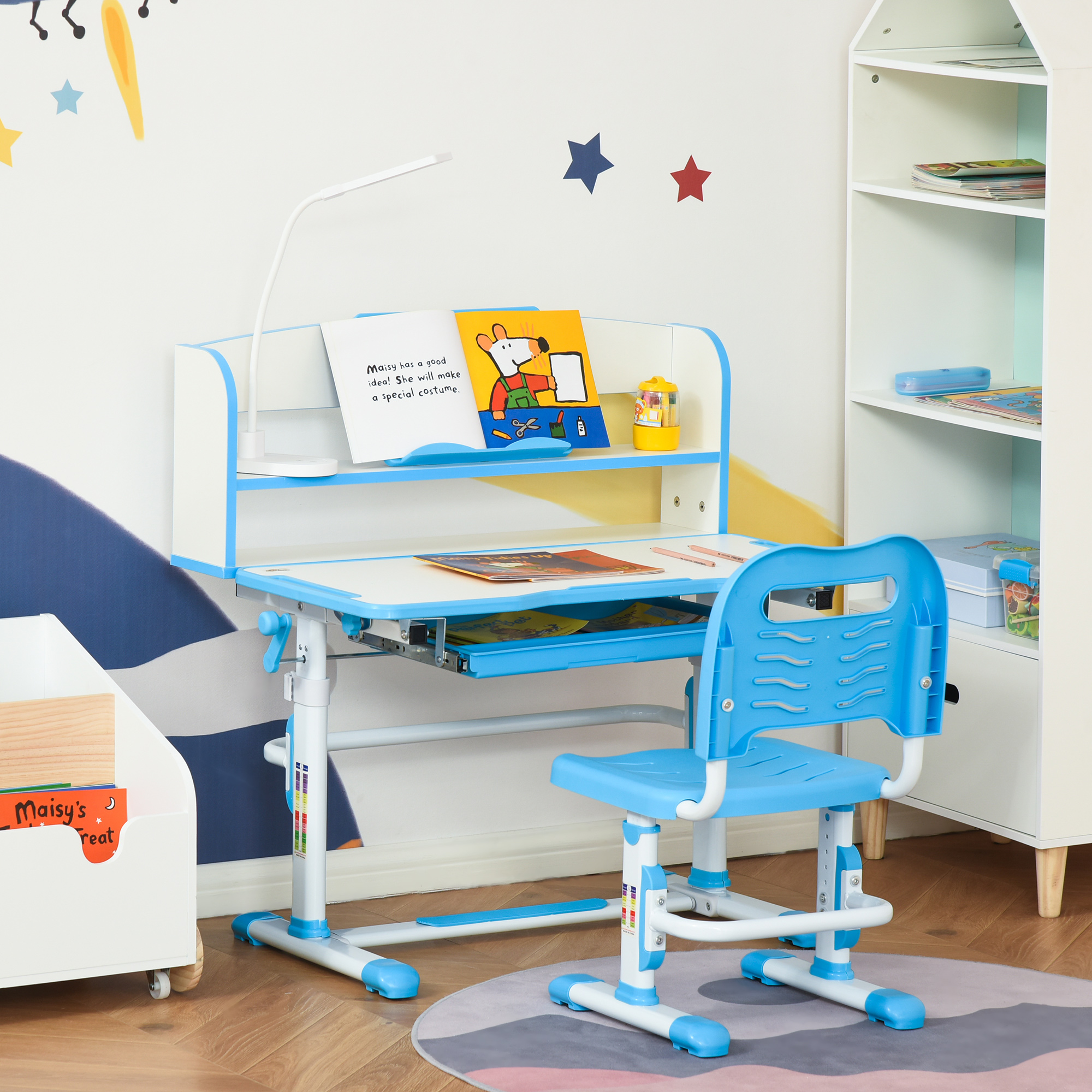 Scrivania per bambini blu e bianca con sedia, libri e lampada.