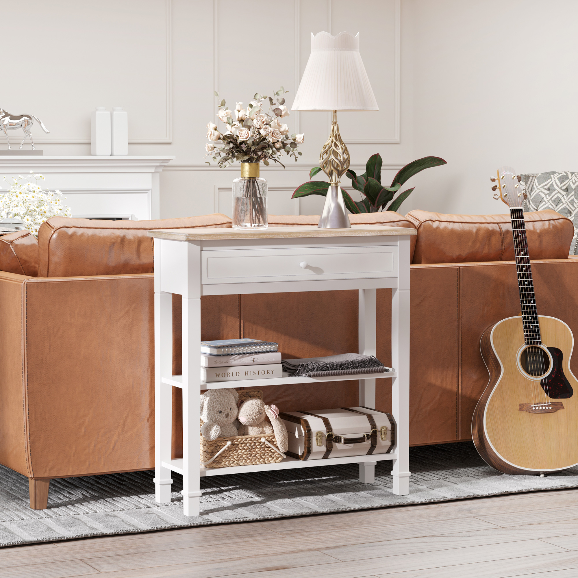 Un tavolino bianco con piano in legno, un cassetto e due ripiani, in un soggiorno.