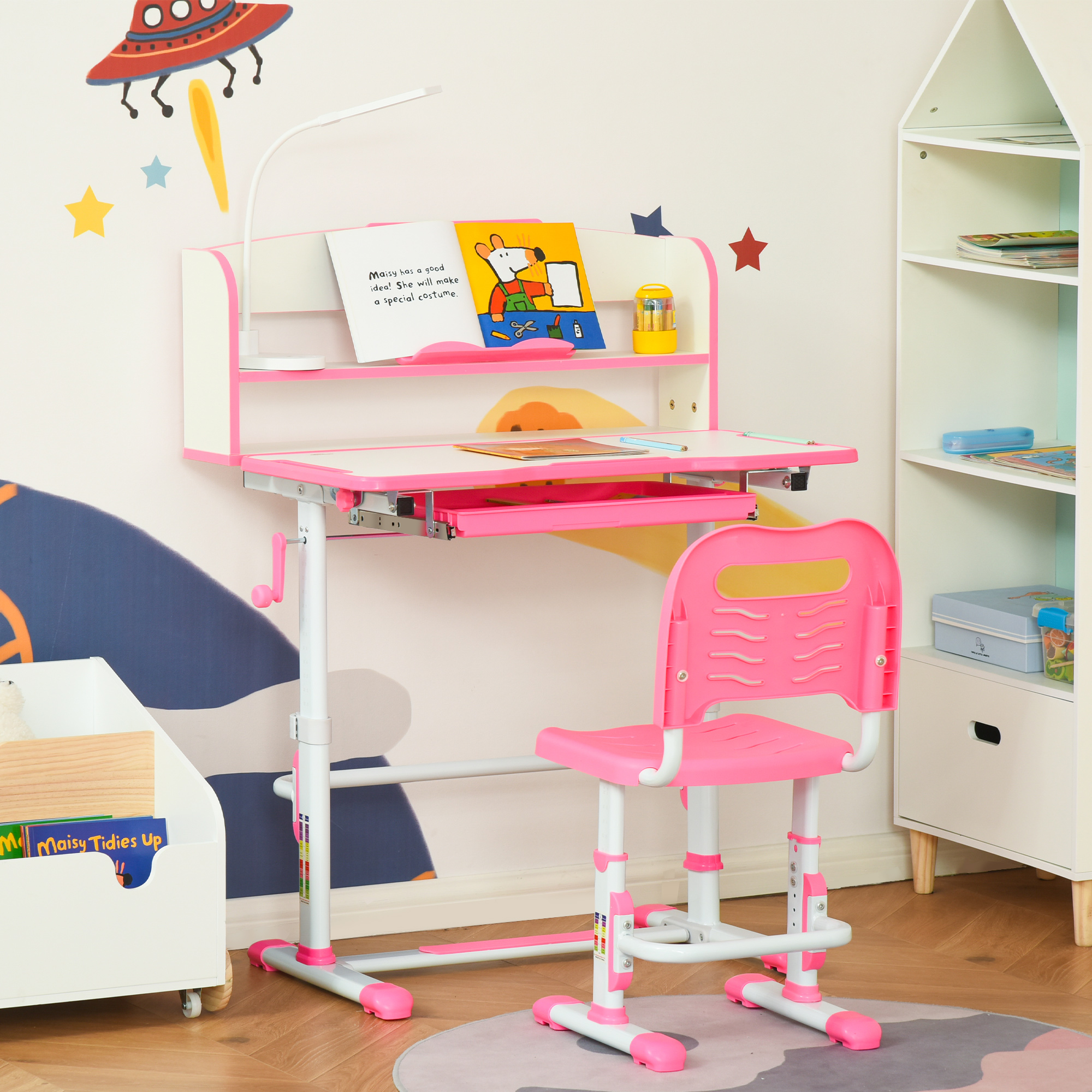 Set scrivania e sedia per bambini rosa e bianco. C'è una lampada e una mensola sopra la scrivania.