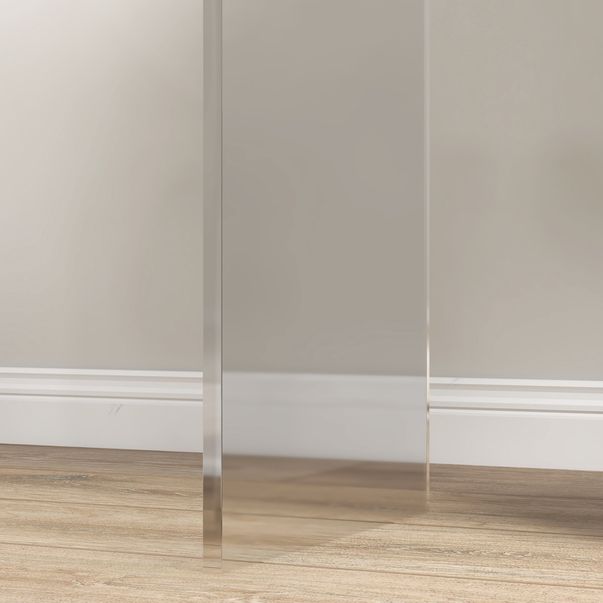 Uno specchio a figura intera si trova su un pavimento in legno, riflettendo una parete beige chiaro. Il bordo dello specchio è visibile.