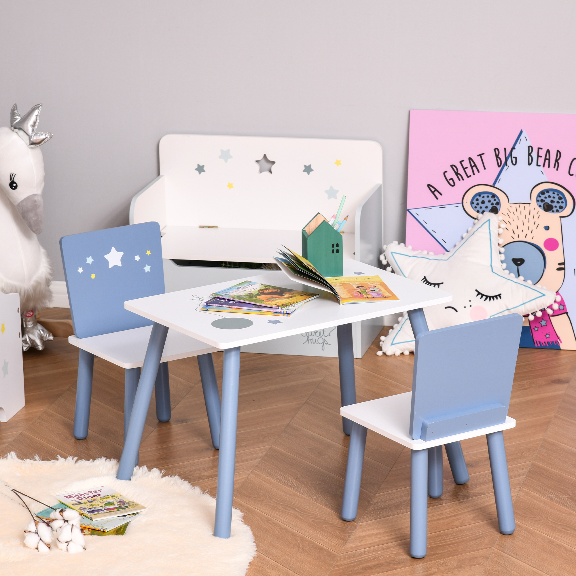 Un set tavolo e sedie per bambini. Il tavolo è bianco con gambe blu. Le sedie sono blu e bianche.