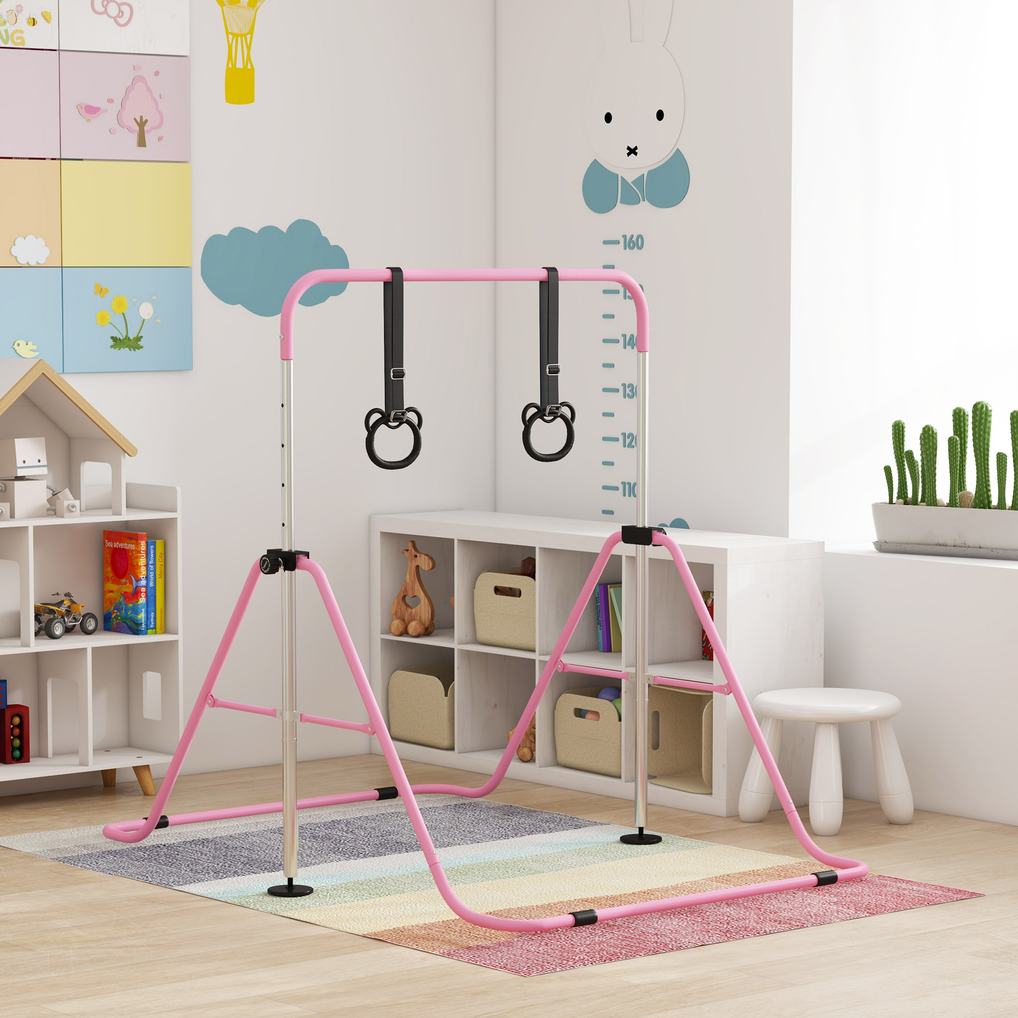 Un set di ginnastica rosa con anelli, un piccolo sgabello bianco e un tappeto colorato.