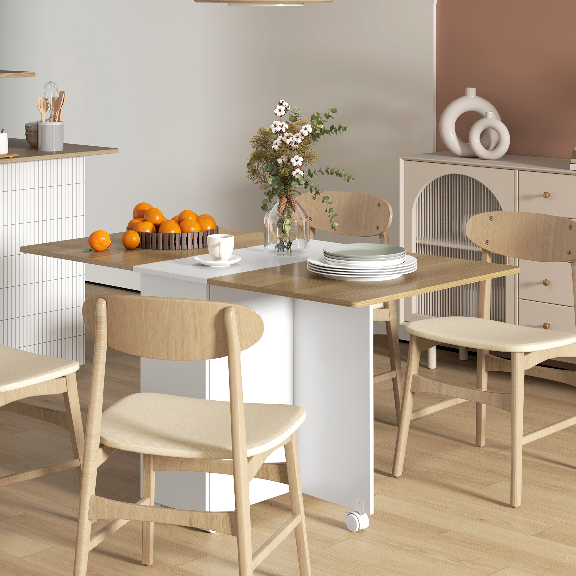 Tavolo da pranzo con quattro sedie, un vaso e un mobile. Colore legno chiaro.