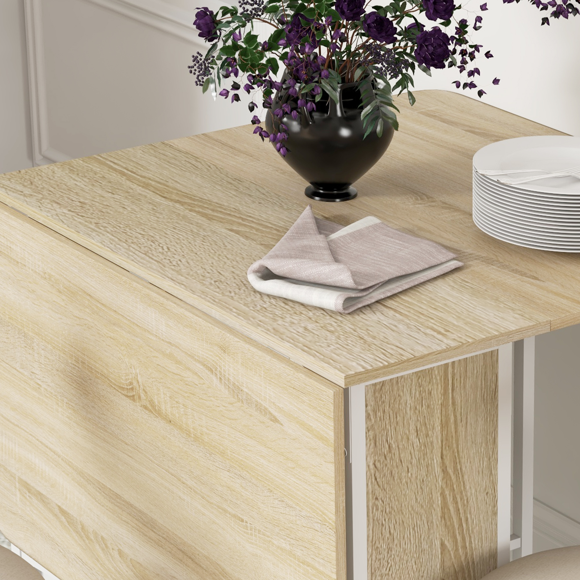 Un tavolo con piano in legno. Un vaso con fiori è sul tavolo. Sono presenti anche un tovagliolo e dei piatti.