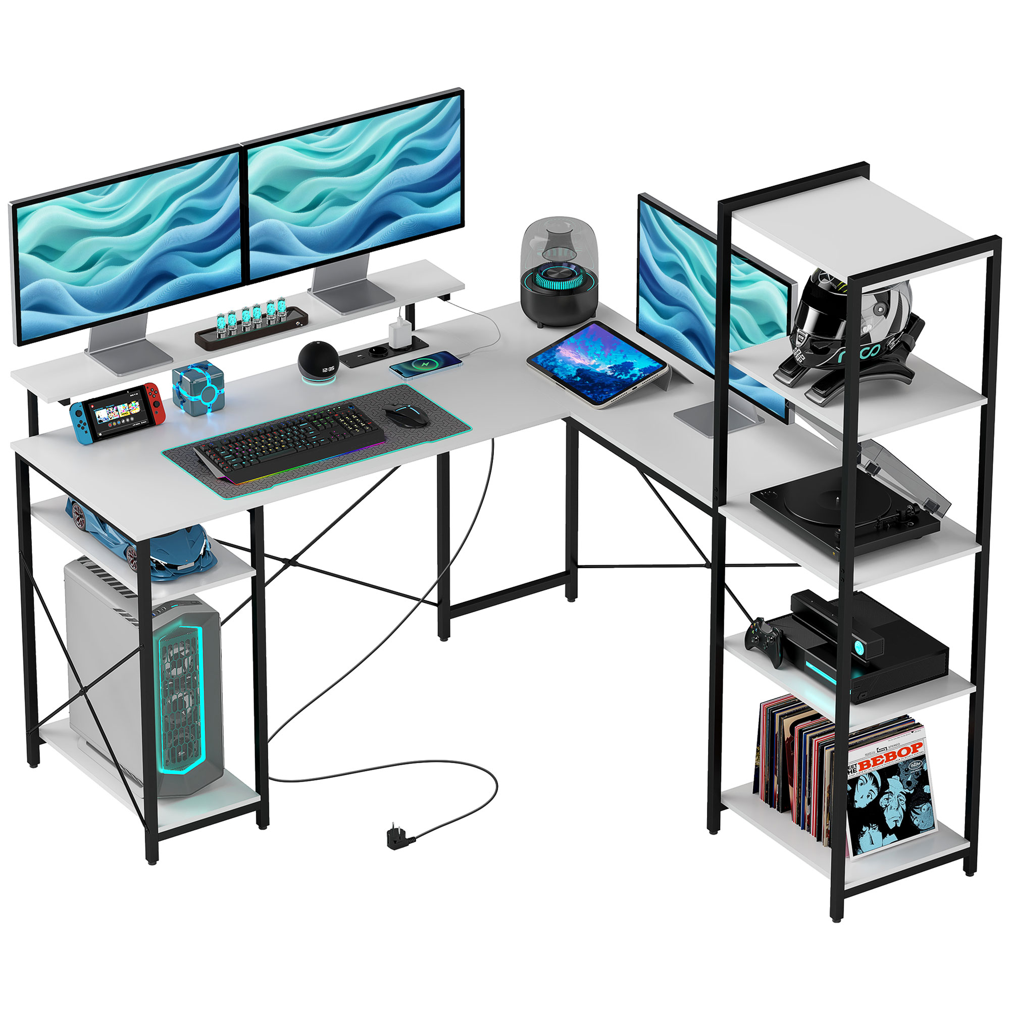 Una scrivania da gioco bianca a forma di L con più monitor, accessori e uno scaffale.