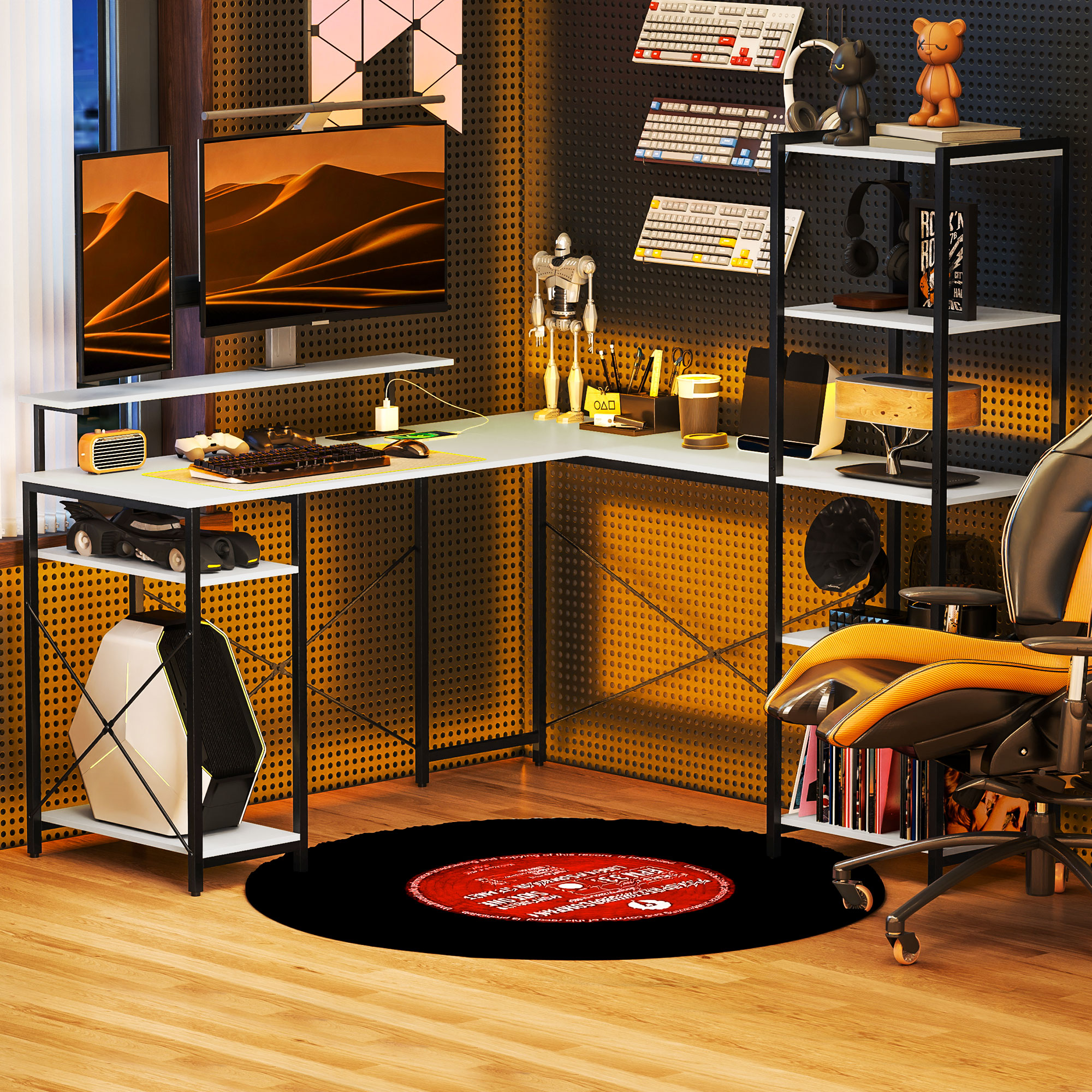 Scrivania a L con computer e monitor in una stanza buia. Disco in vinile sul pavimento.