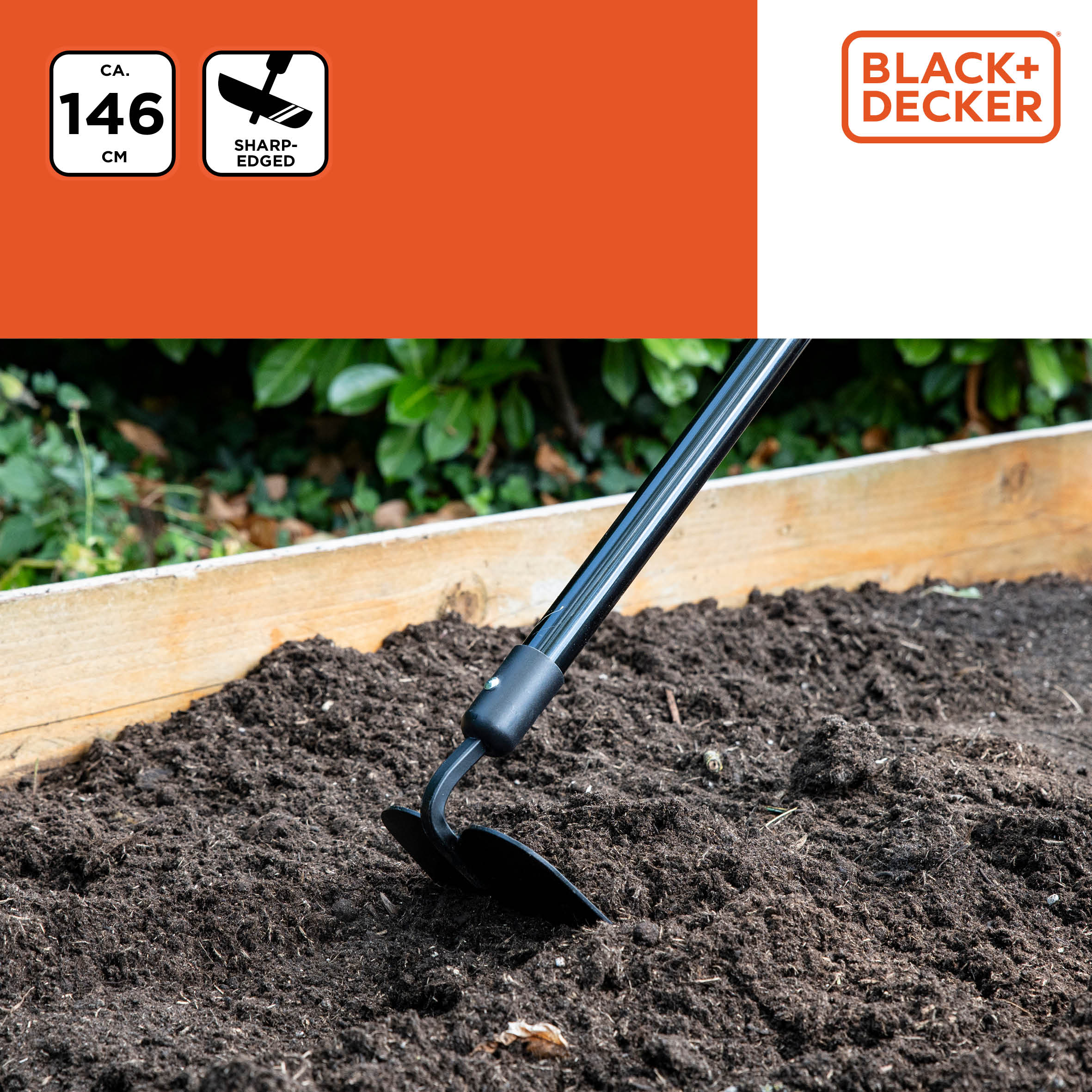 Persoon die een schoffel in de grond gebruikt. Zwarte schoffelkop, zwarte steel, oranje achtergrond met BLACK+DECKER logo.