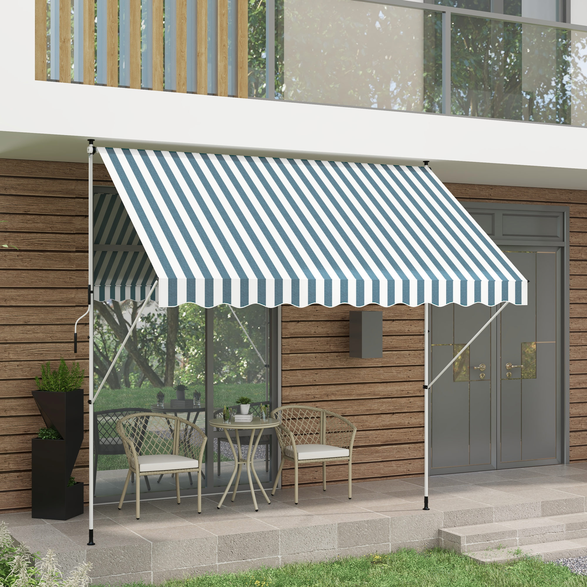Tenda a strisce blu e bianche sopra un patio con tavolo e sedie.