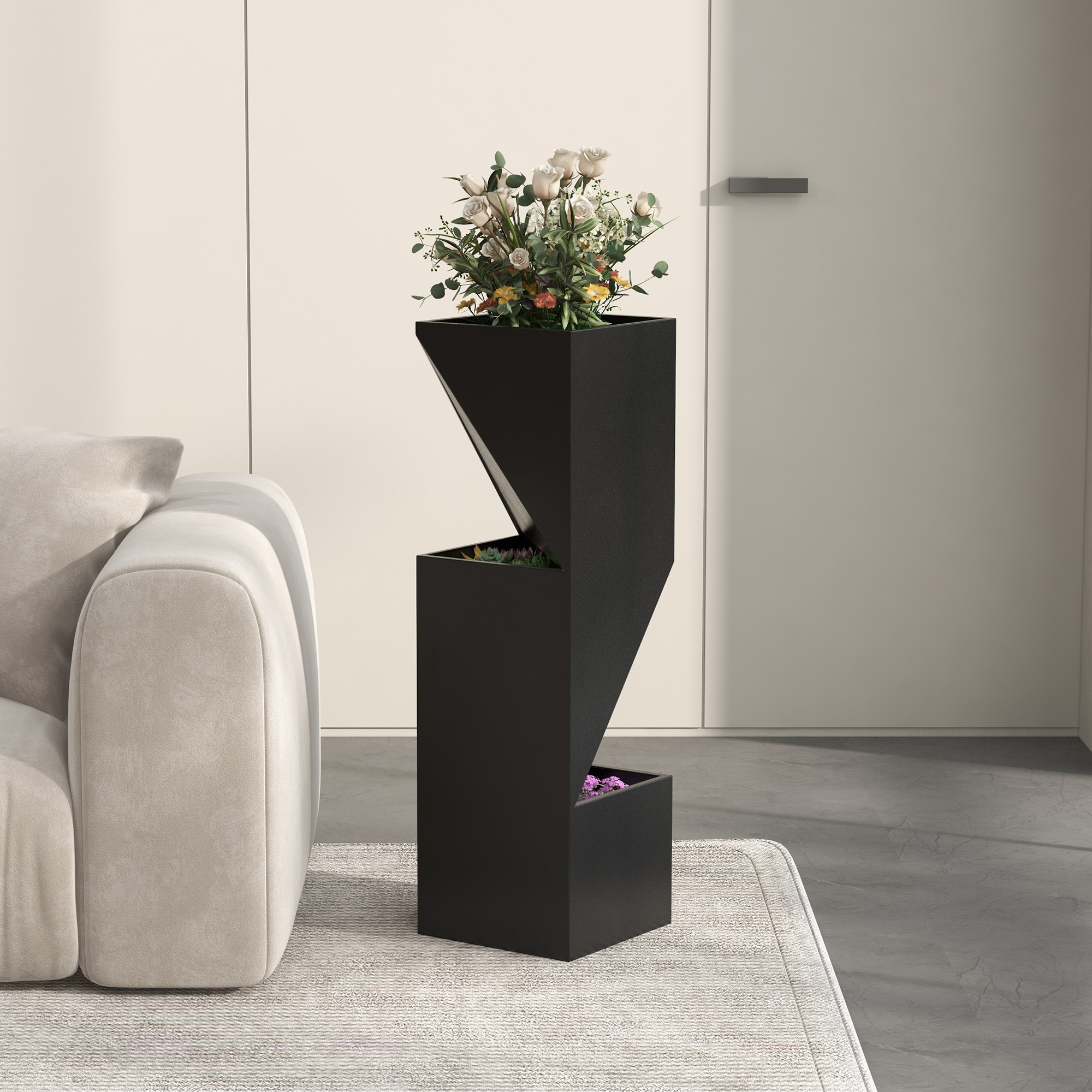 Un'alta fioriera nera e geometrica con fiori. Ha un design angolare unico e si trova su un tappeto.