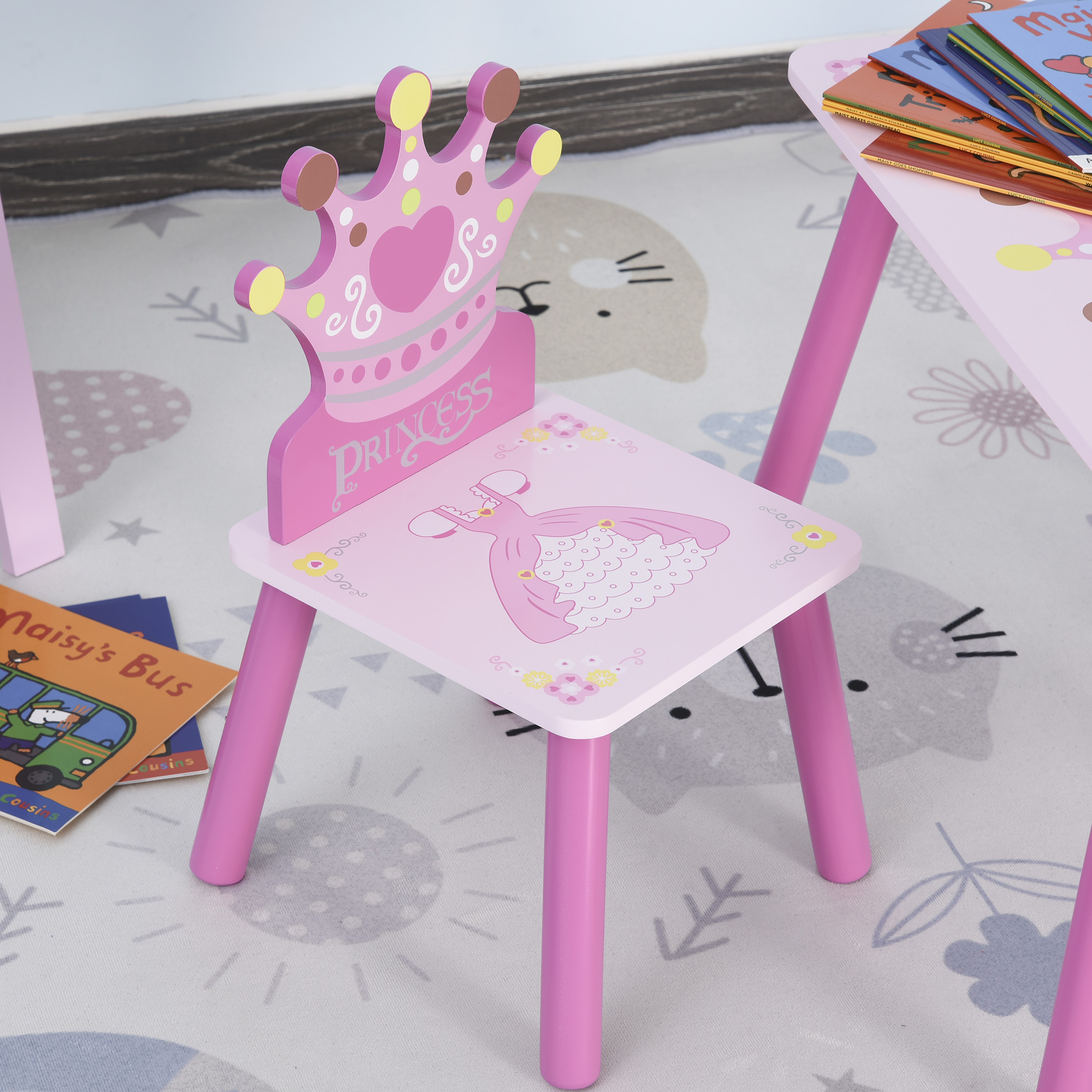Una sedia da principessa rosa con schienale a corona e un disegno di vestito sulla seduta.