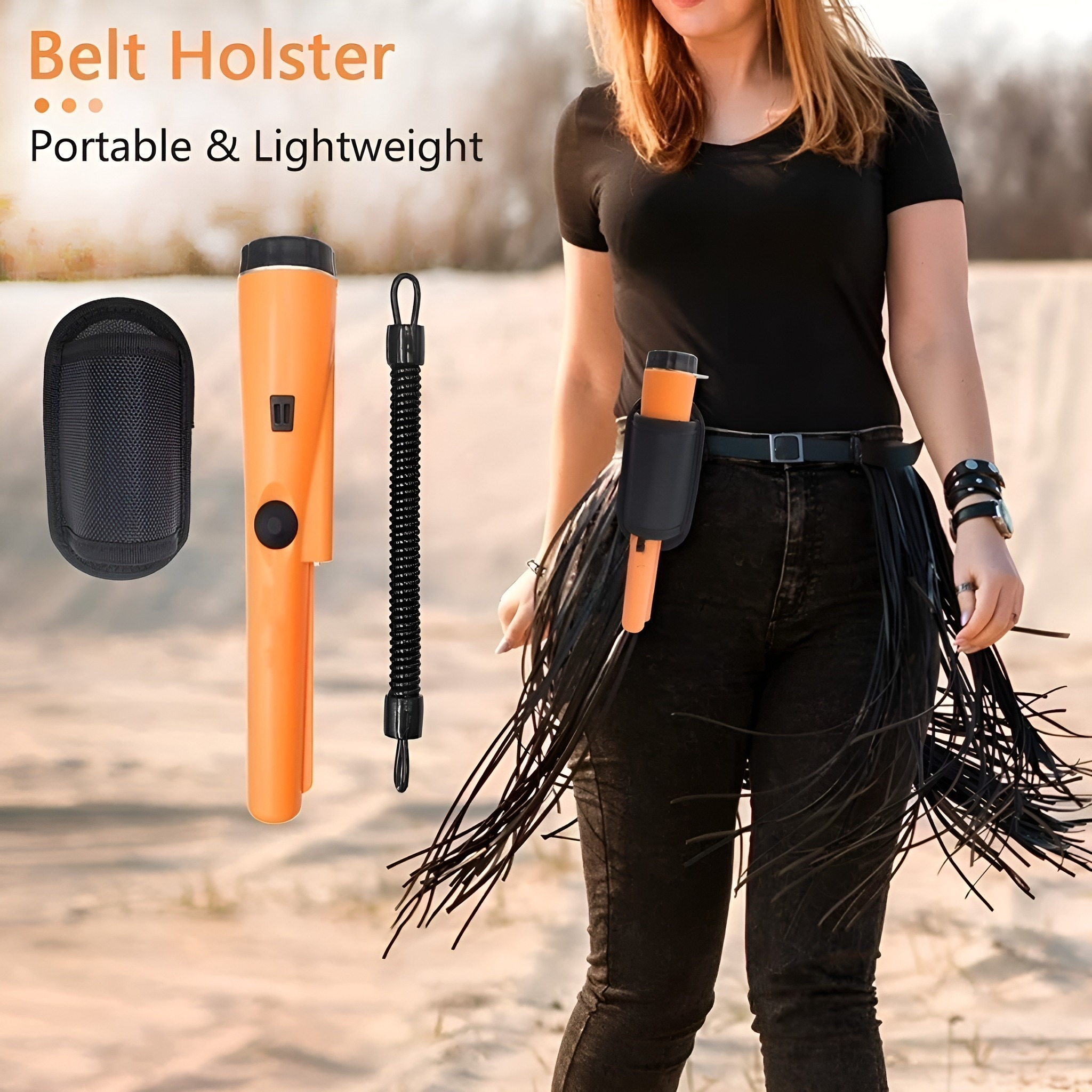 Eine Person trägt eine Gürtelholster mit einem Metalldetektor und einem schwarzen Beutel, auf sandigem Hintergrund.