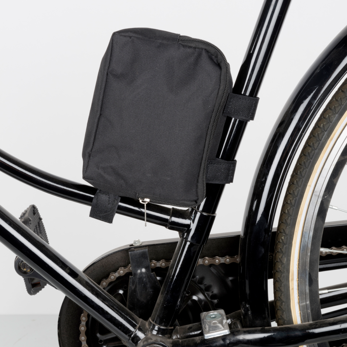 Schwarzes Fahrrad mit schwarzer Tasche am Rahmen, weißer Hintergrund.