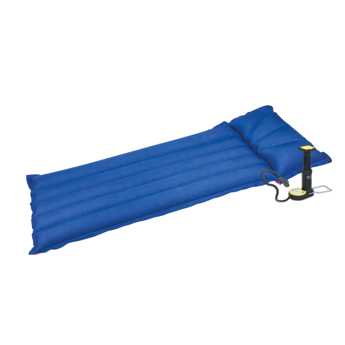 Eine blaue aufblasbare Matratze mit Kissenbereich und einer schwarzen Handpumpe, isoliert auf Weiß.