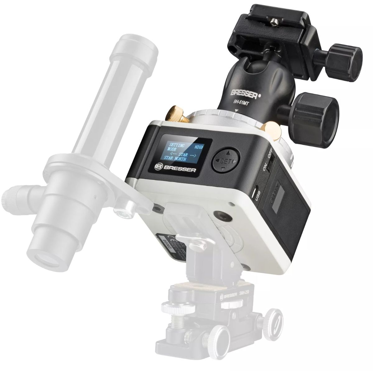 Una montura de telescopio con un telescopio conectado. La montura es en blanco y negro. El telescopio es blanco.