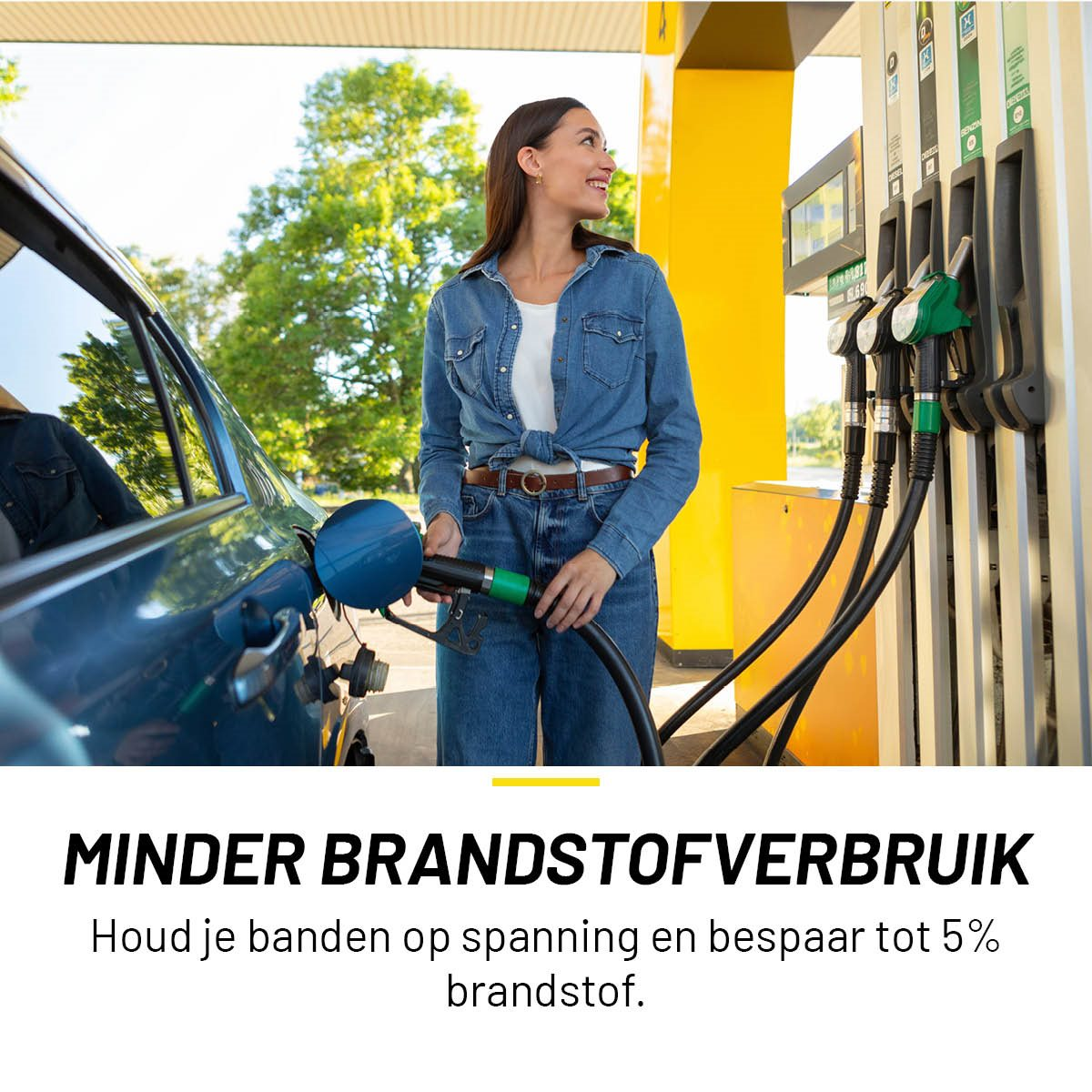 Vrouw tankt blauwe auto bij een benzinestation. De pomp is zwart en groen.