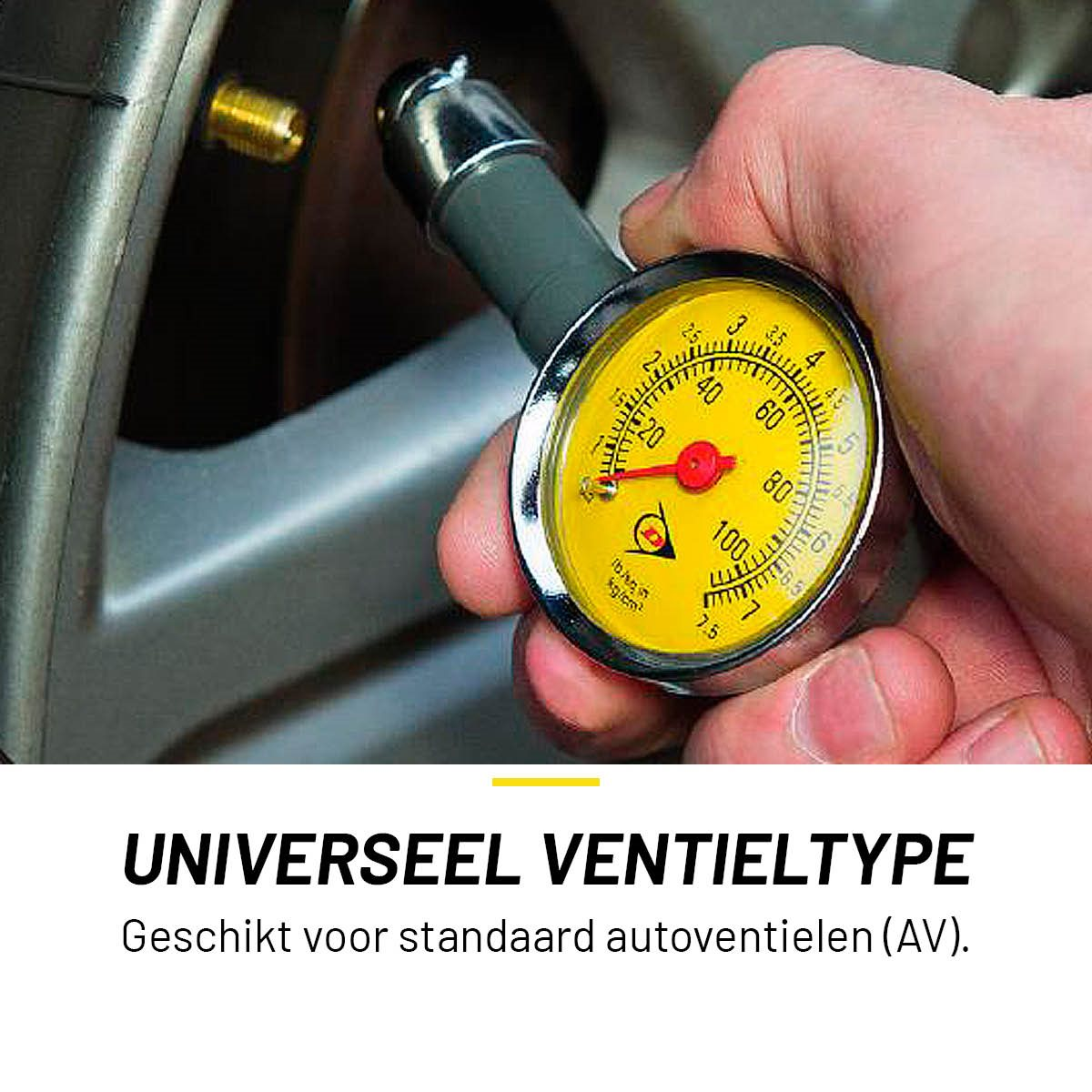 Een hand houdt een bandenspanningsmeter tegen een zilveren autowiel, tekst luidt 'UNIVERSEEL VENTIELTYPE'.