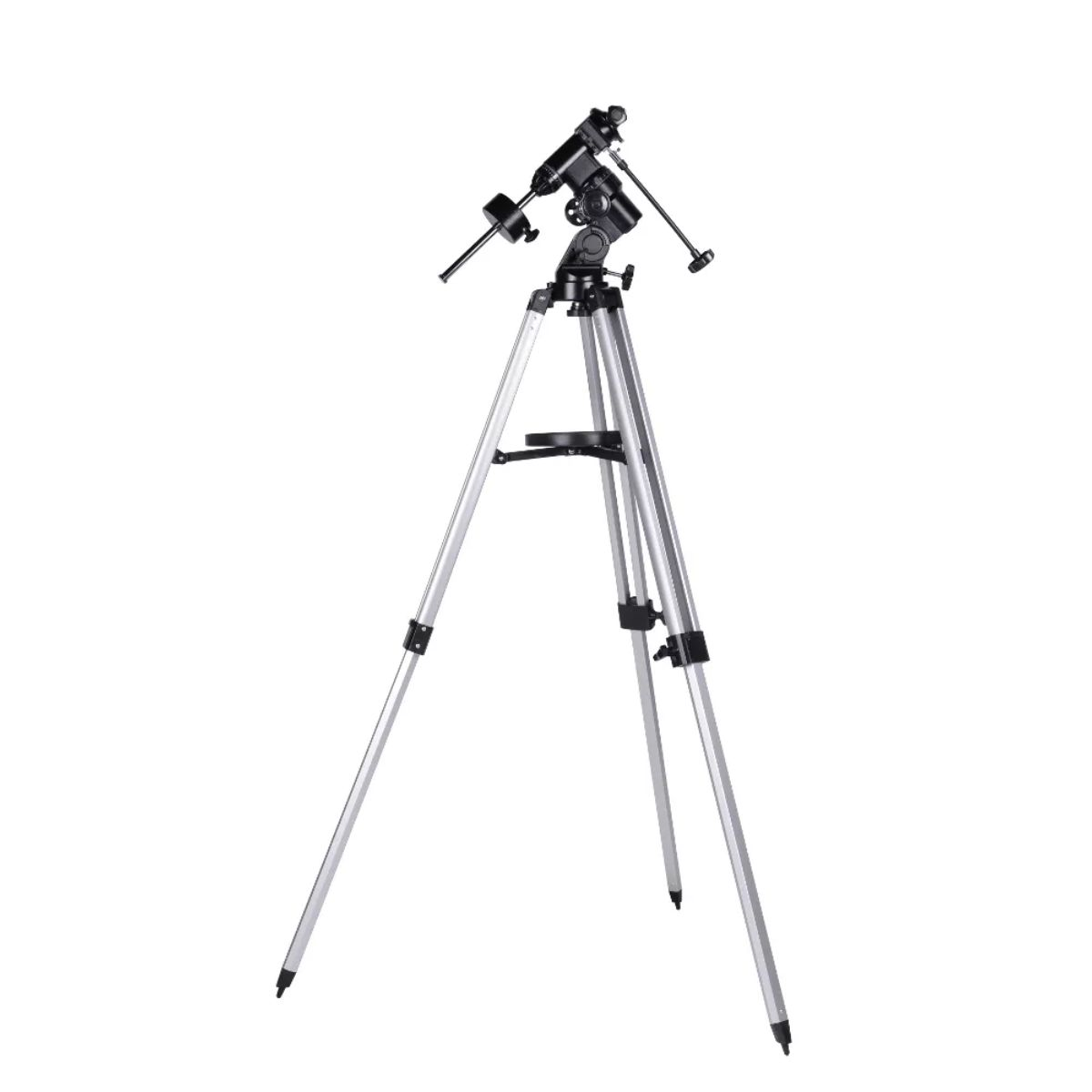 Un telescopio negro y plateado sobre un trípode. El trípode tiene patas ajustables. El fondo es blanco.