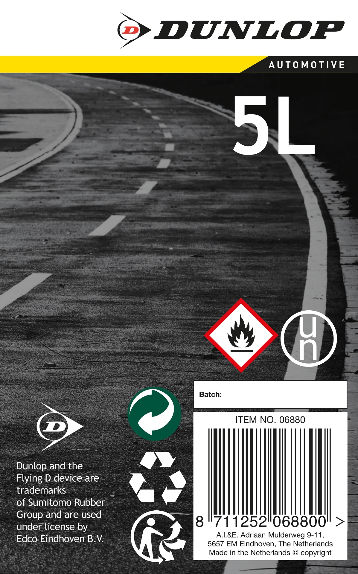 Een label met een straatbeeld, recyclingsymbolen en andere gevarenpictogrammen. Witte achtergrond.