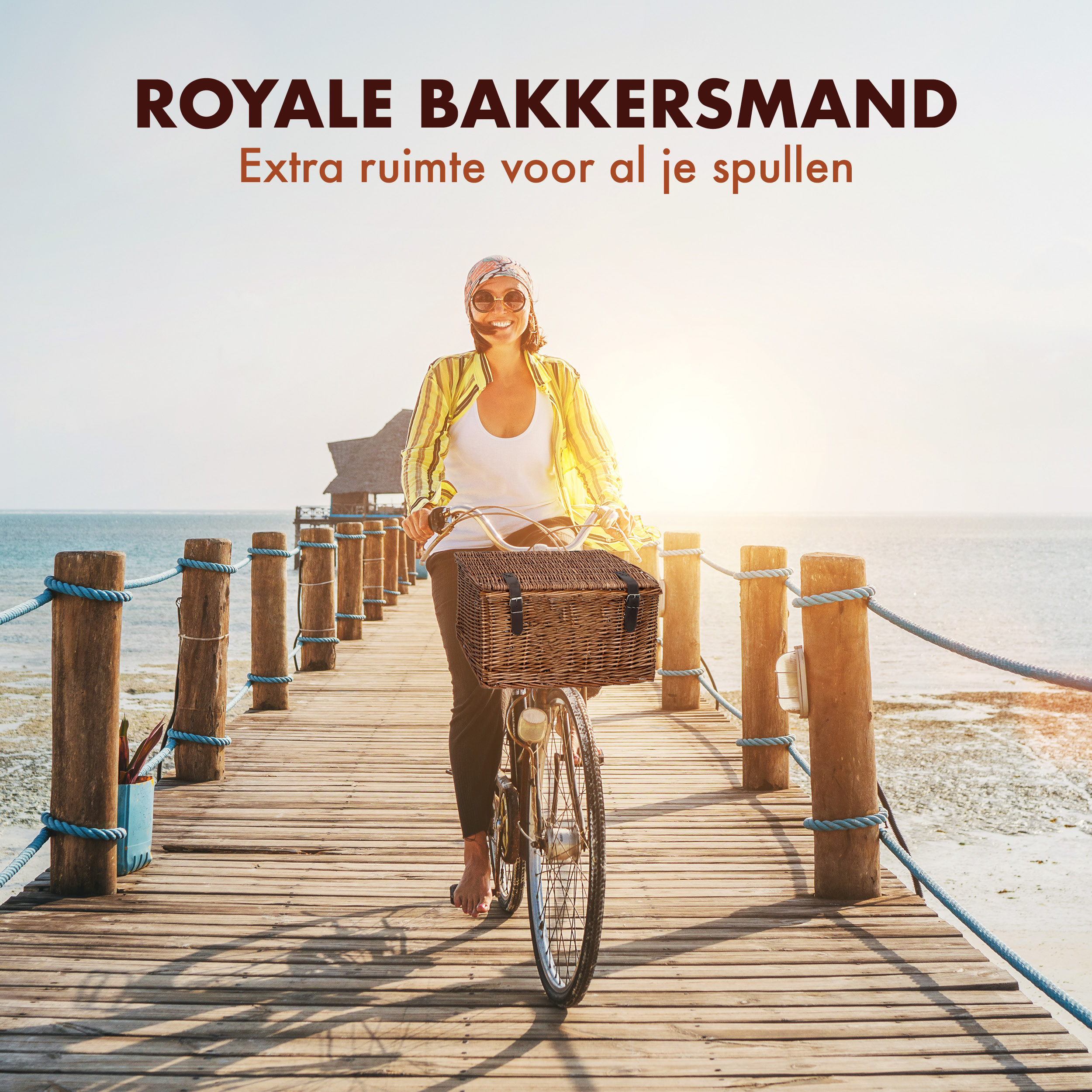 Vrouw op een fiets met een mand, rijdt op een houten pier naar een zonnig strand.