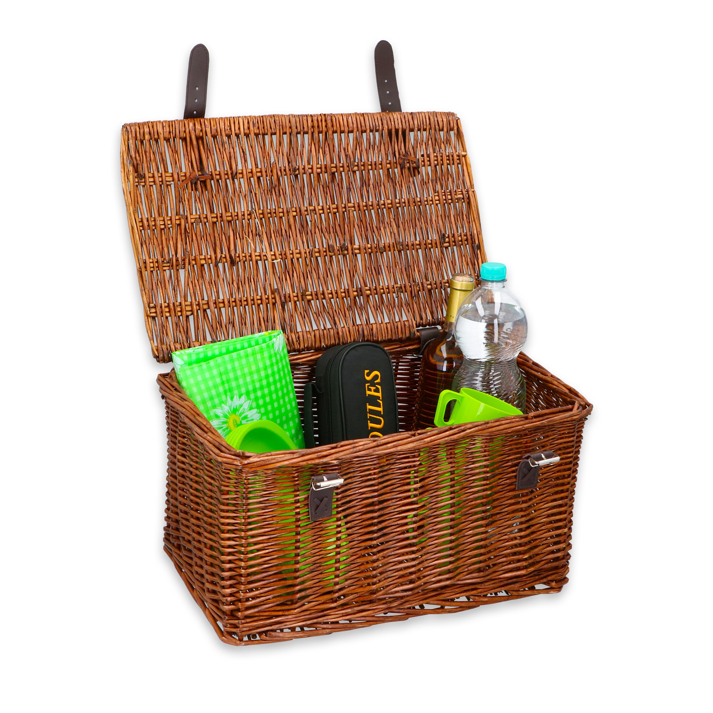 Wicker picknickmand met etenswaren erin, inclusief drankjes en keukengerei. Witte achtergrond.