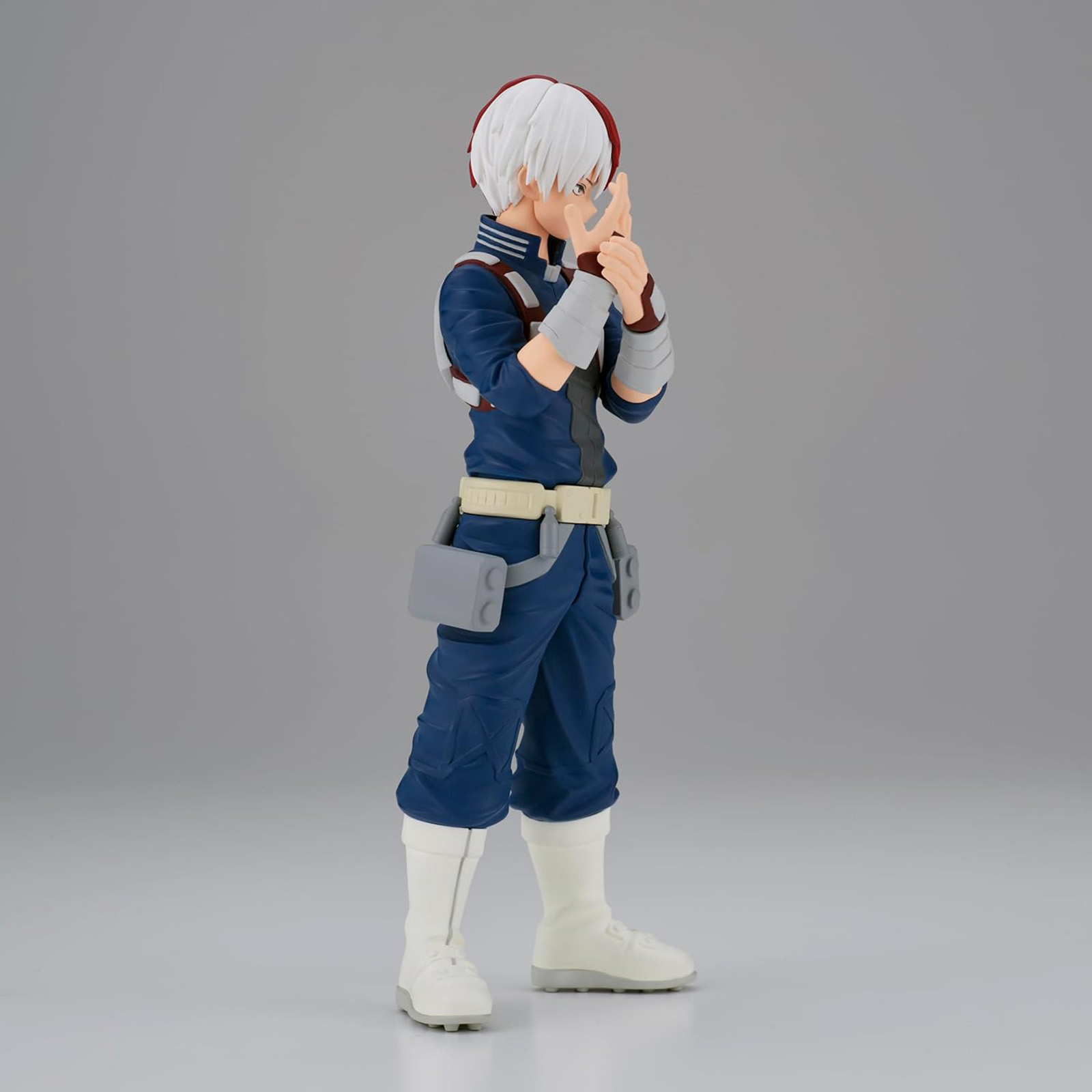 Eine My Hero Academia-Figur von Shoto Todoroki in seinem Heldenkostüm, mit weißem und rotem Haar.